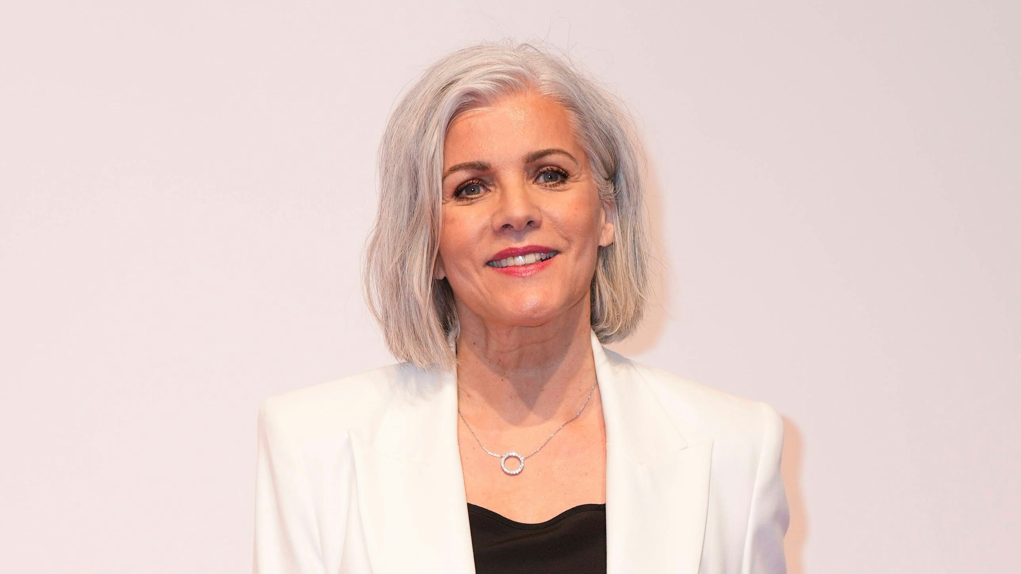 Verleihung Staatspreis Nordrhein-Westfalen an Angela Merkel Birgit Schrowange auf dem Roten Teppich zur Verleihung des Staatspreis 2023 des Landes Nordrhein-Westfalen an die Bundeskanzlerin a.D. in der Flora in Koeln, 16.05.2023 *** Award of the State Prize of North Rhine-Westphalia to Angela Merkel Birgit Schrowange on the red carpet for the award of the State Prize 2023 of the State of North Rhine-Westphalia to the Chancellor a D in the Flora in Cologne, 16 05 2023