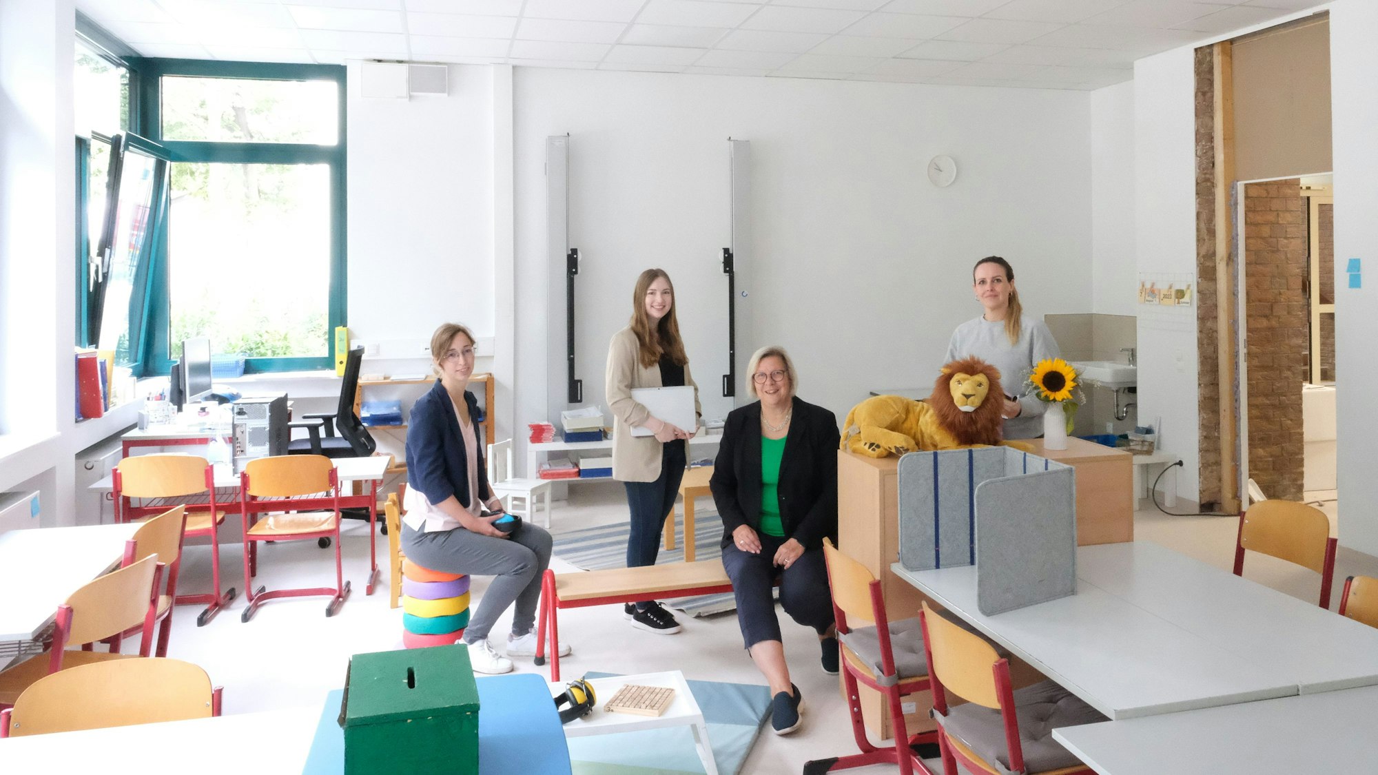Rundgang an der Swistbachgrundschule mit Anna Klose (gpm Projektmanagement), Celine Braun (Stabsstellenleiterin Wiederaufbau), Bürgermeisterin Petra Kalkbrenner und Schuldirektorin Barbara Kolz