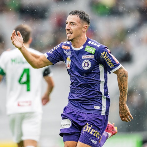 Fußballer Sinan Karweina in Nahaufnahme während eines Fußballspiels.