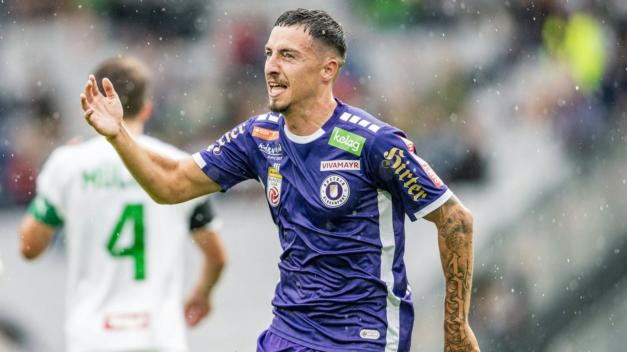 Fußballer Sinan Karweina in Nahaufnahme während eines Fußballspiels.