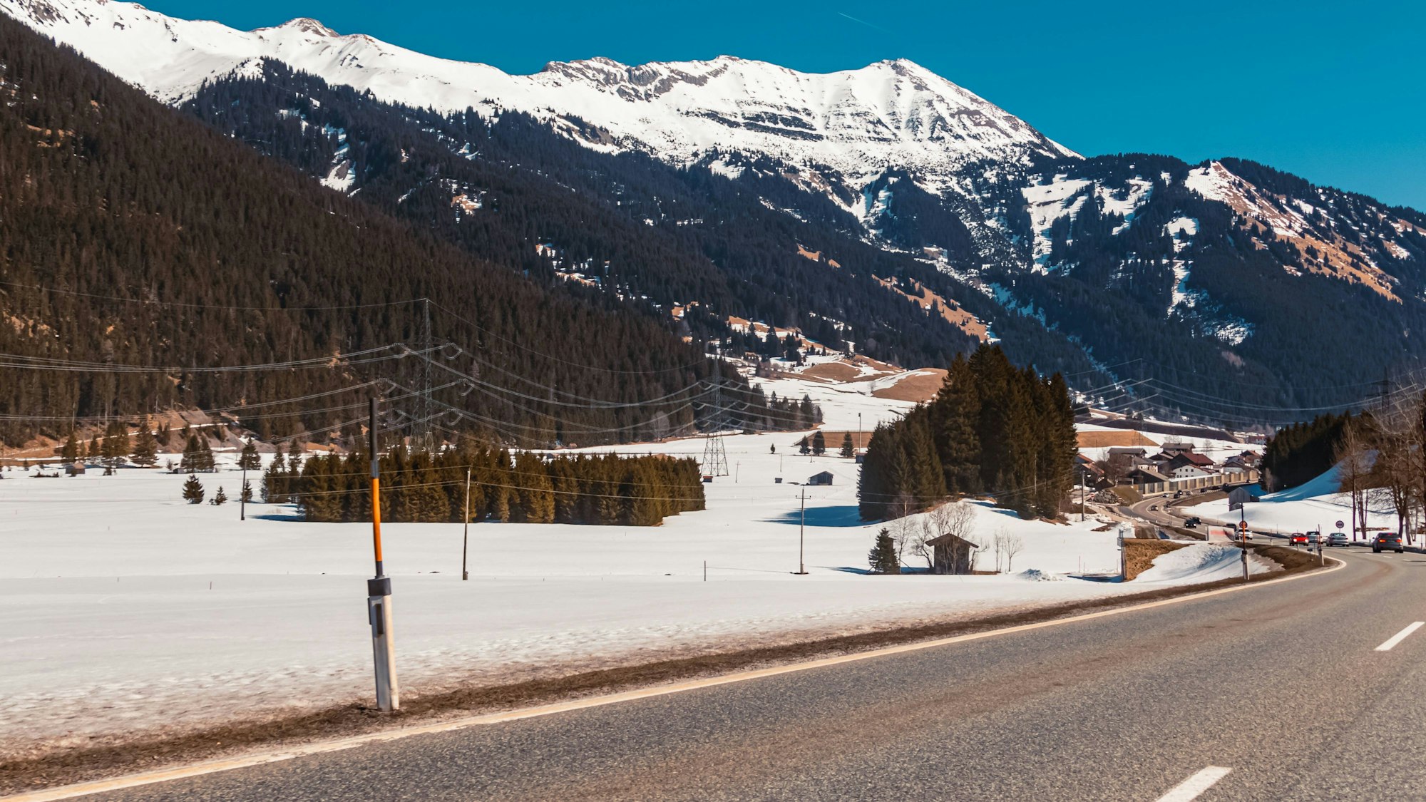 Eine Straße und Berge in der österreichischen Gemeinde Bichlbach. In den Tiroler Bergen wurde die Leiche eines Wanderers gefunden, nun wird klar, dass es sich wohl um einen vermissten Deutschen handelt. (Archivbild)