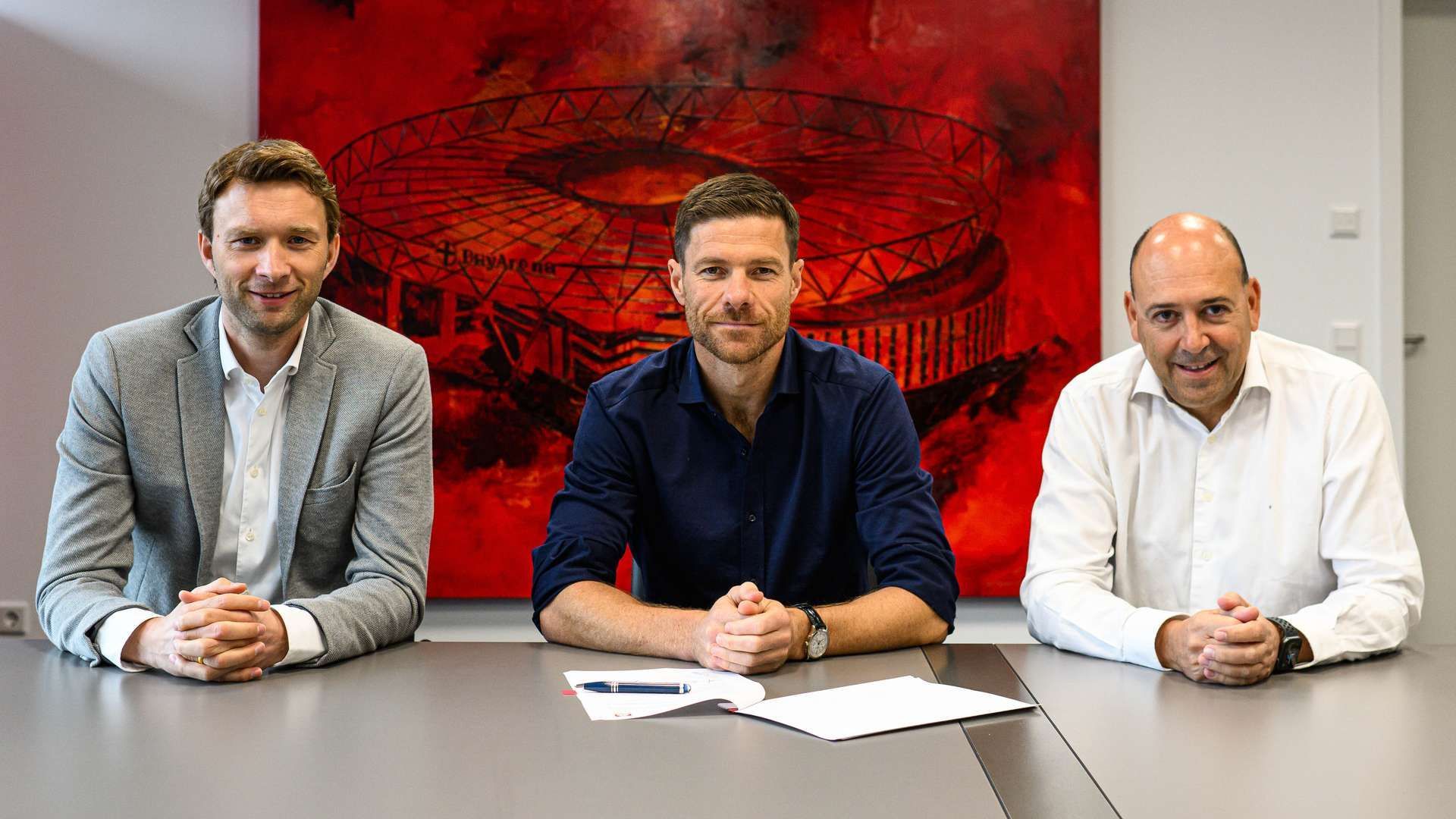 Sport-Geschäftsführer Simon Rolfes, Cheftrainer Xabi Alonso, Vorsitzender d. Geschäftsführung Fernando Carro (v.l.)
