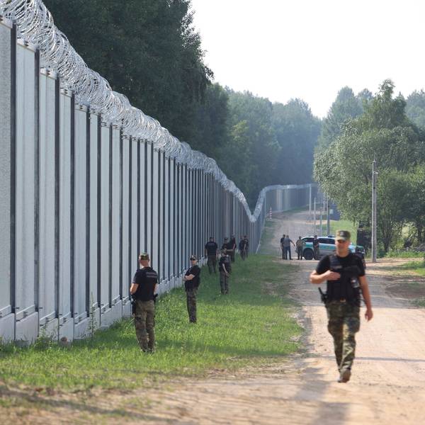 Polnische Soldaten sichern die Grenze zu Belarus.