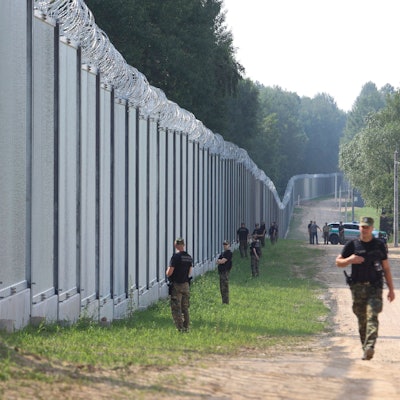 Polnische Soldaten sichern die Grenze zu Belarus.