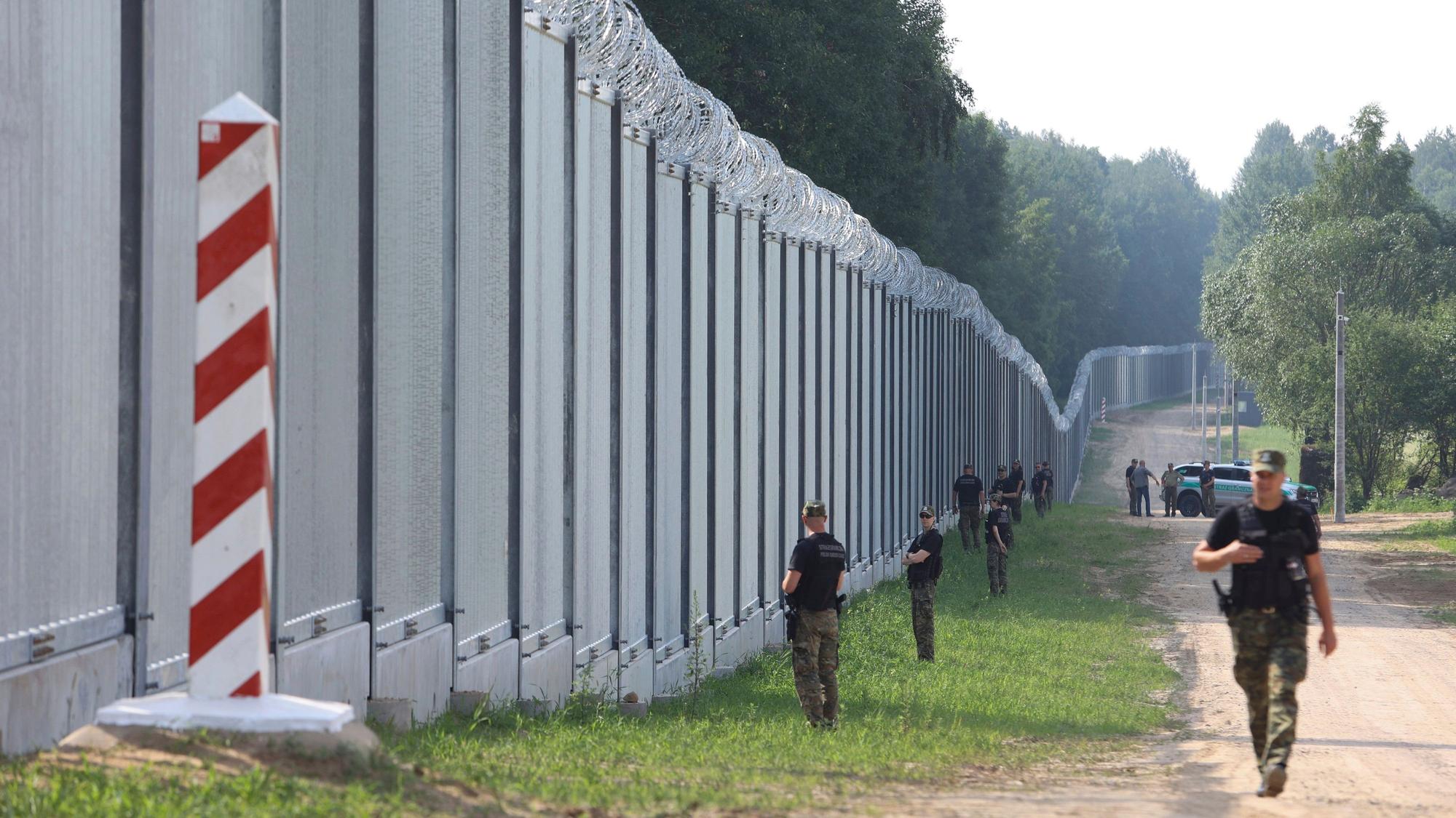 Polnische Soldaten sichern die Grenze zu Belarus.