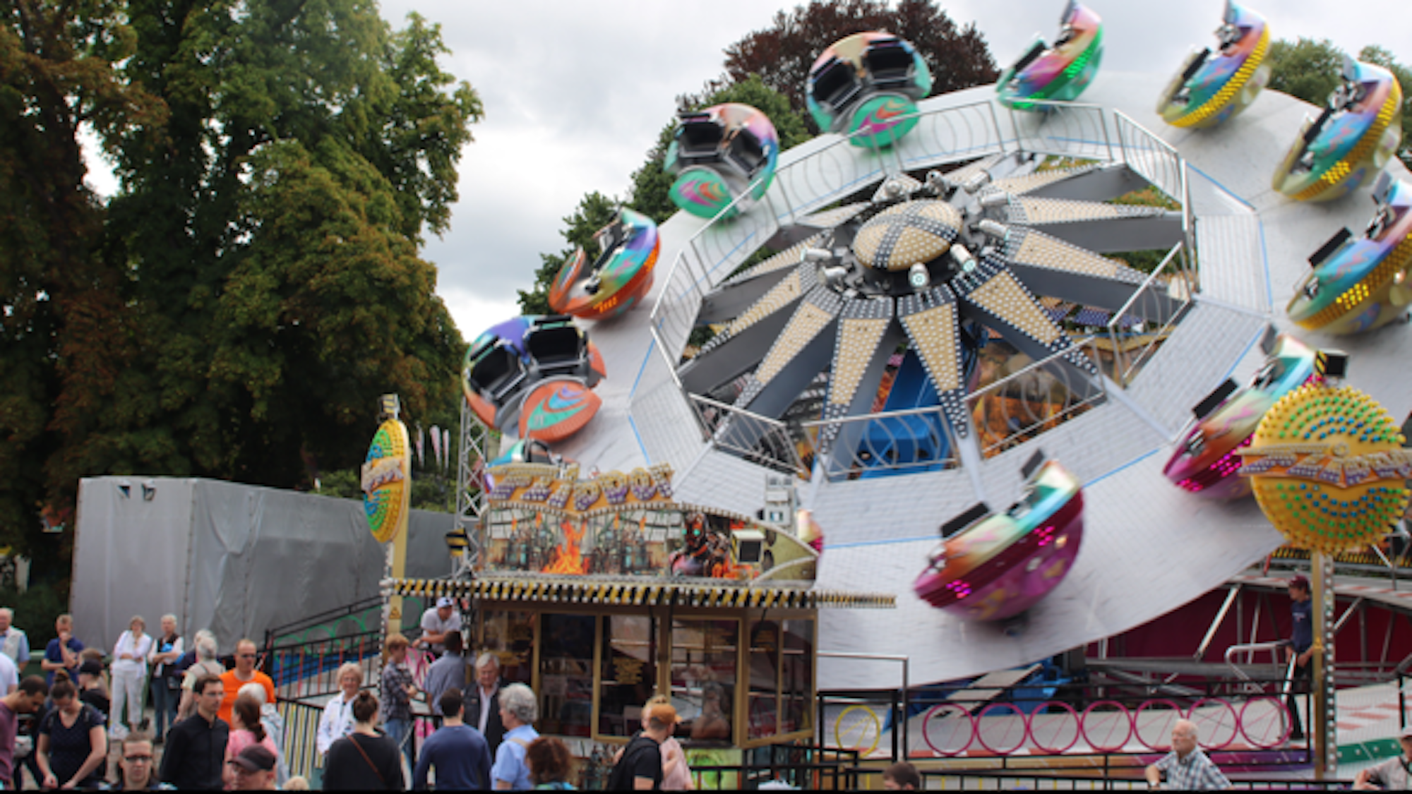 Die Fahrgeschäfte auf dem Konrad-Adenauer-Platz in Bergisch Gladbach zogen viele Menschen an.