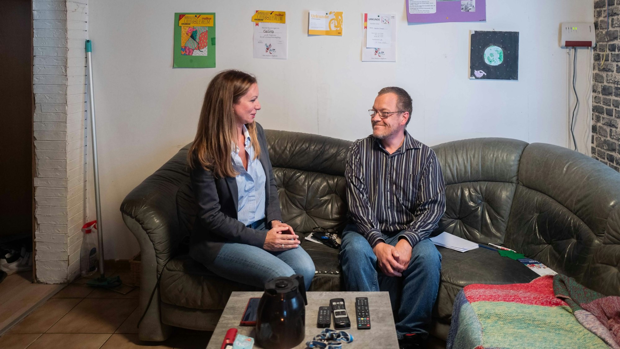 Das Bild zeigt Ana Frühauf und Michael Trapp auf dem Sofa sitzend.