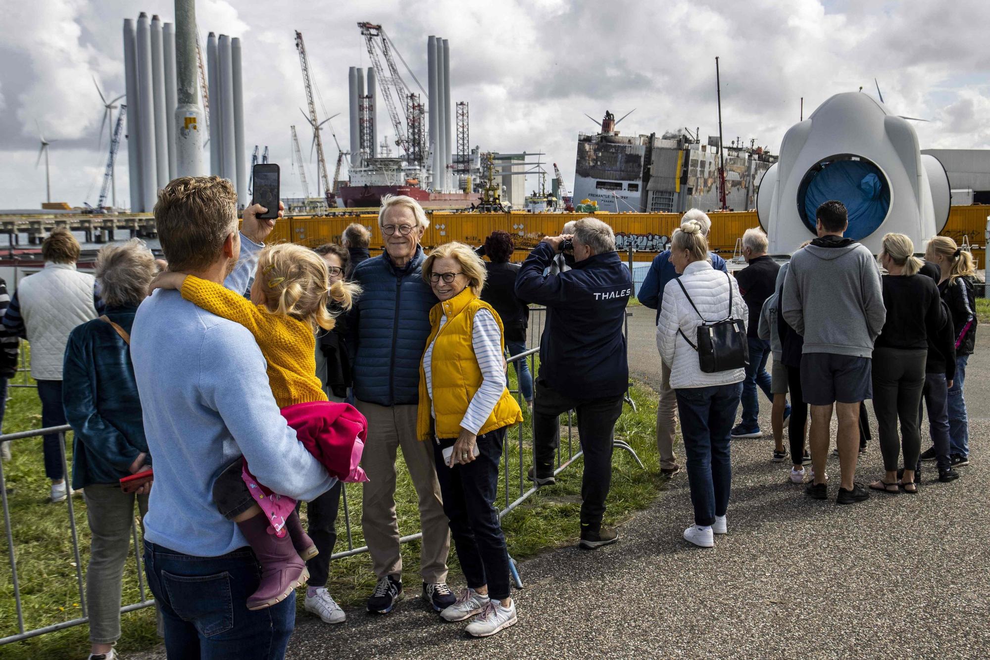 Schaulustige verfolgen die Ankunft des Schiffes.