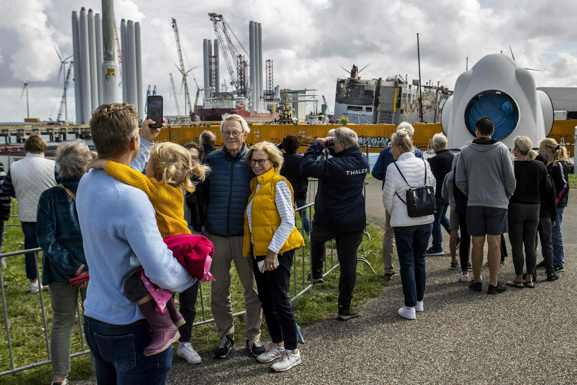 Schaulustige verfolgen die Ankunft des Schiffes.