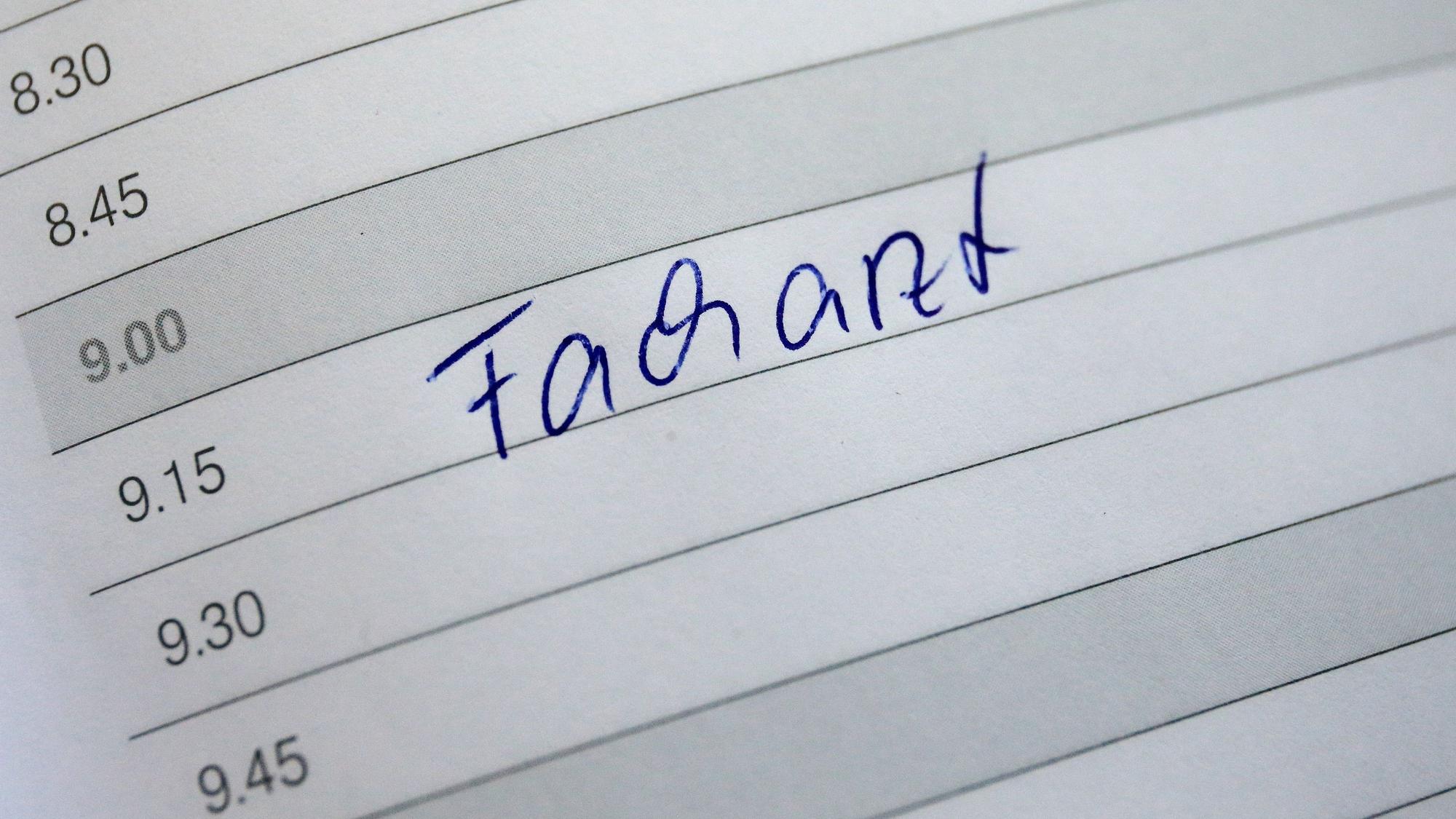 Facharzt wurde in einen Terminkalender eingetragen