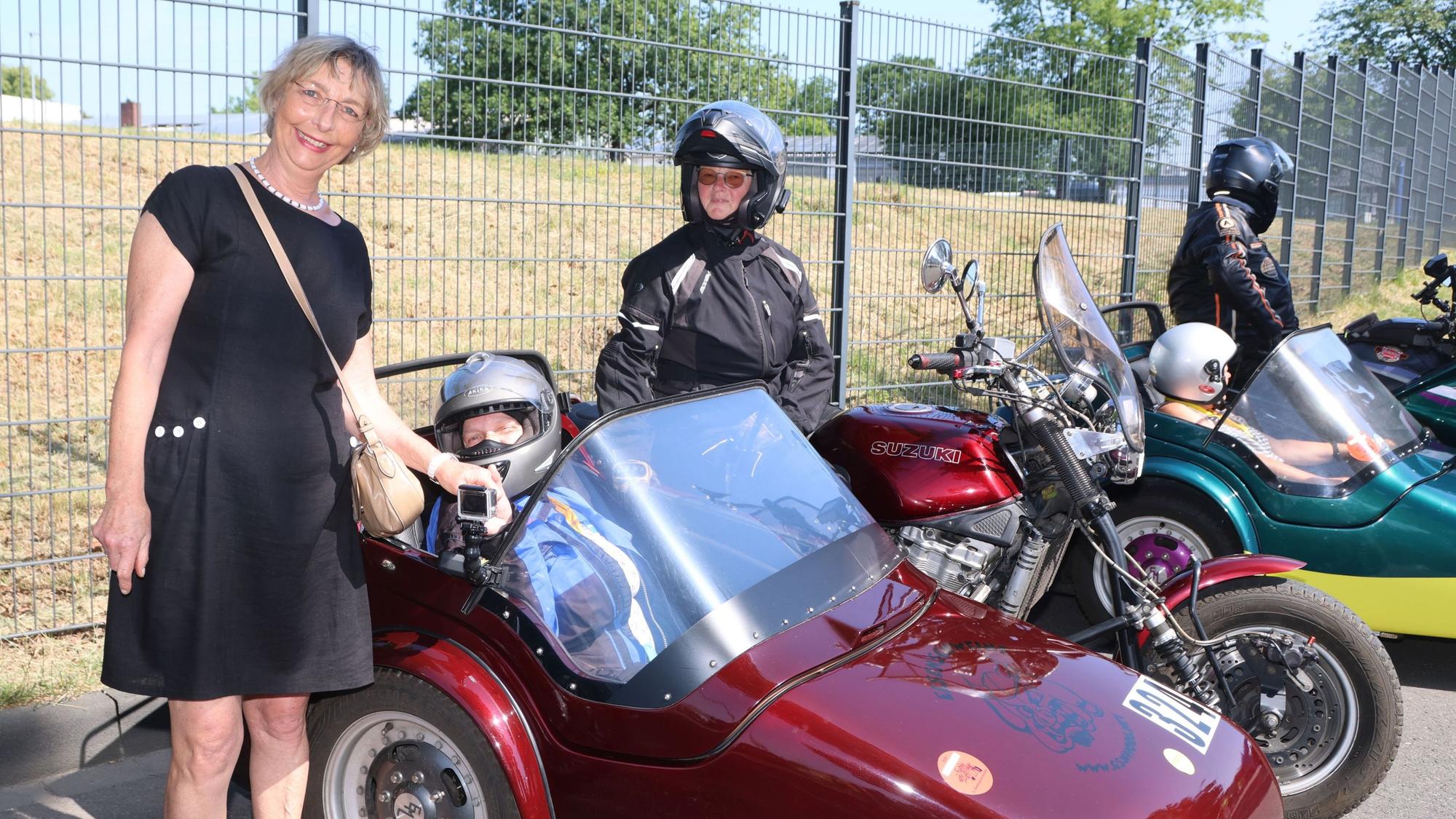 Christa Schmidthaus an einem Motorrad-Gespann.