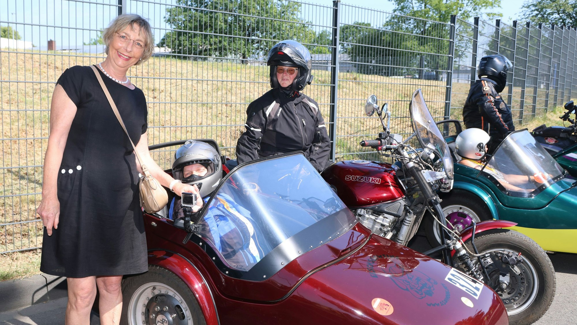 Christa Schmidthaus an einem Motorrad-Gespann.