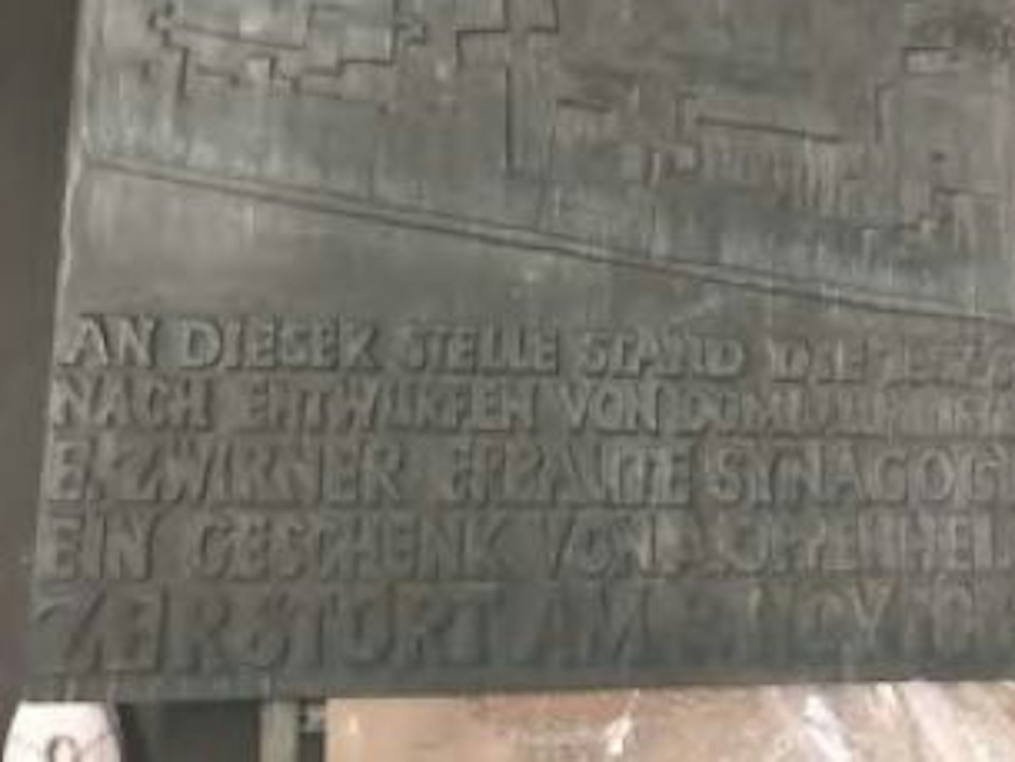 Ein Bild der Gedenktafel von Künstler Jürgen Hans Grümmer, der auch den Brunnen am Offenbachplatz gestaltet hat. Die Bronzetafel stifteten die Familie von Oppenheim im Jahre 1966. Sie soll auf einem 80 cm hohen Sockel auf dem Offenbachplatz positioniert werden. An der Ecke Nord-Süd-Fahrt/Glockengasse.