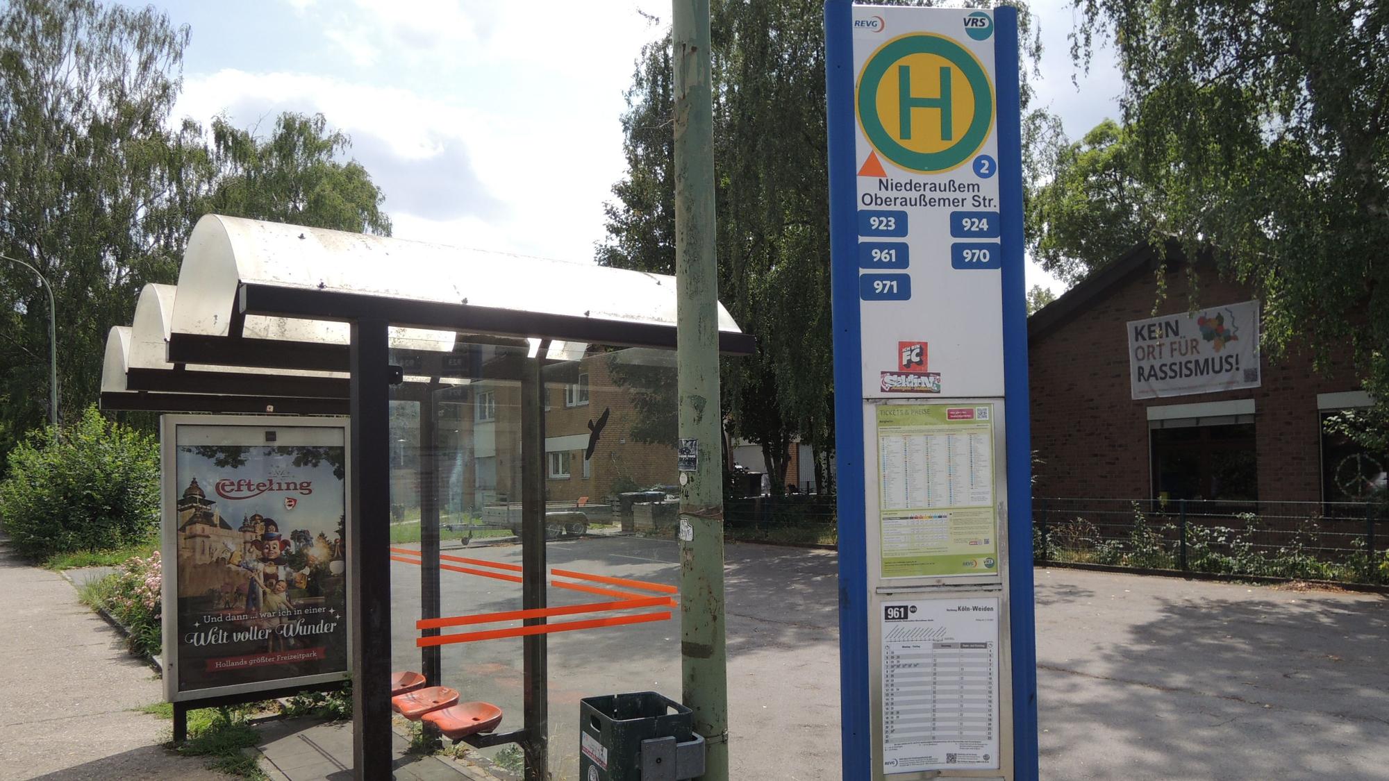 An einer Straße ist eine Bushaltestelle.