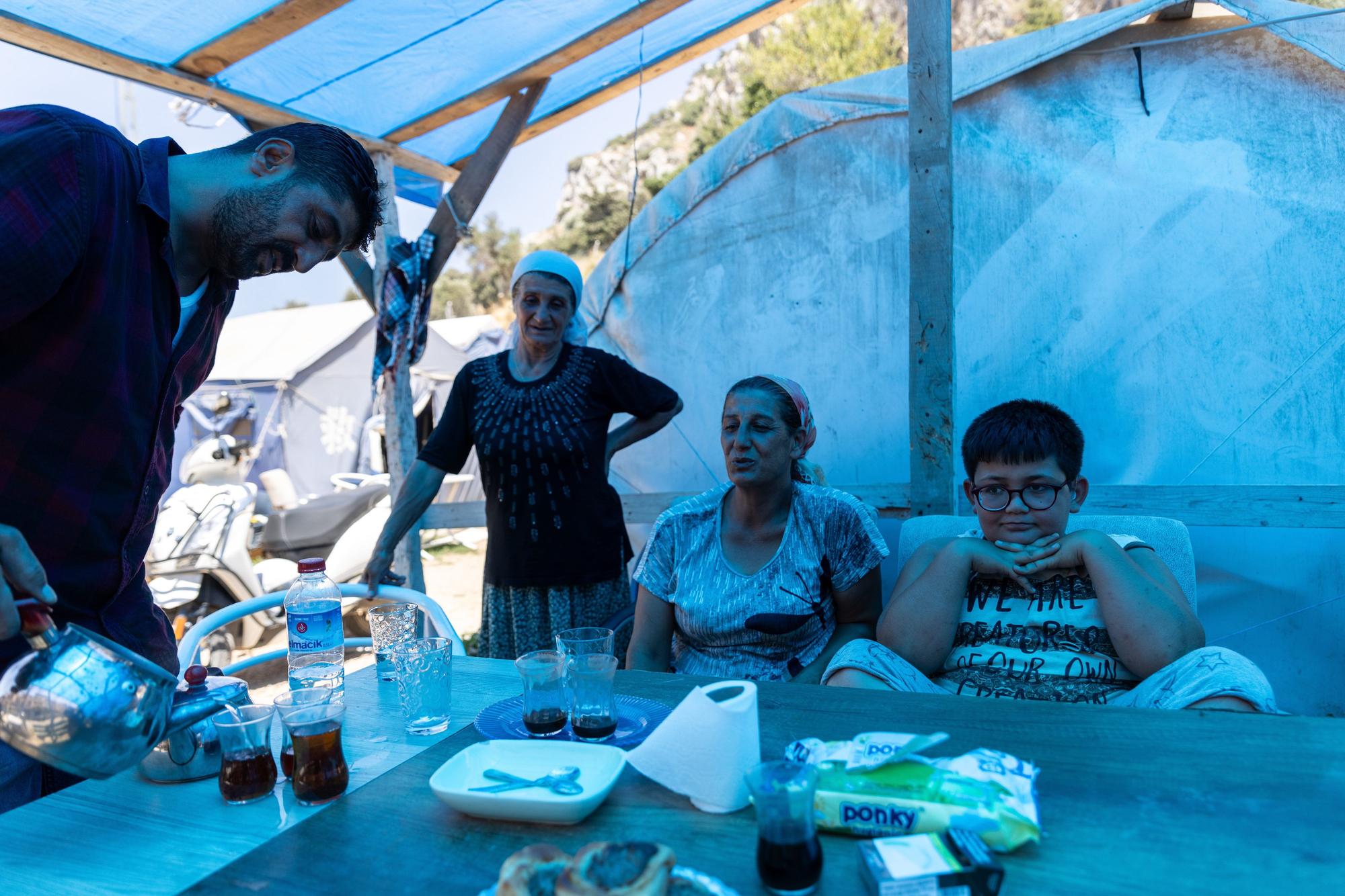 Ayfer Orukcu (2.v.r.) lebt mit ihrem Sohn (r), ihrer Mutter Nuriye und ihrem Bruder Aziz (l) in einem Zelt in der Nähe ihres alten Viertels.