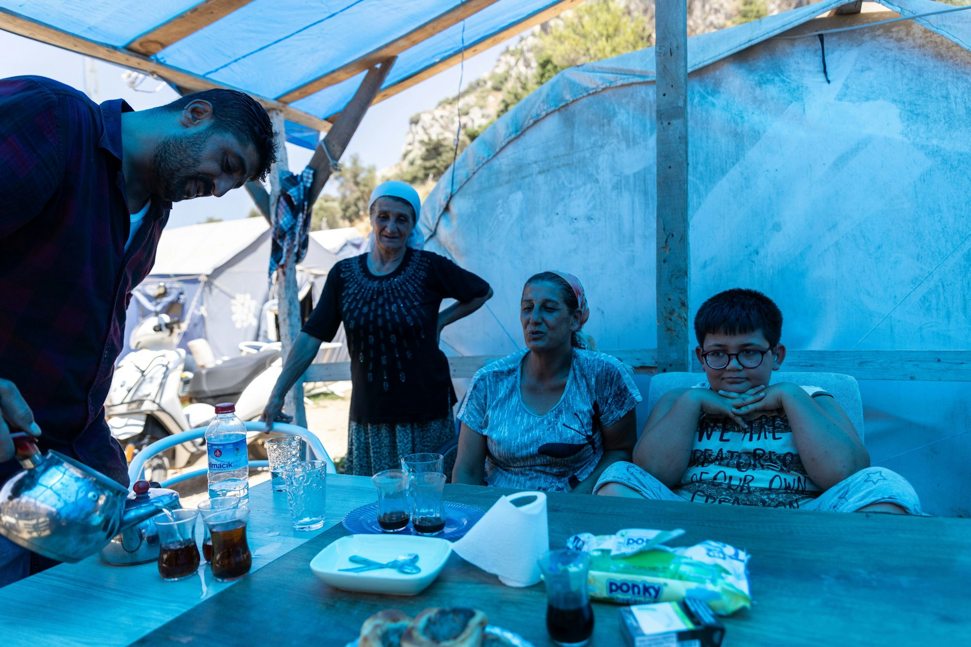 Ayfer Orukcu (2.v.r.) lebt mit ihrem Sohn (r), ihrer Mutter Nuriye und ihrem Bruder Aziz (l) in einem Zelt in der Nähe ihres alten Viertels.
