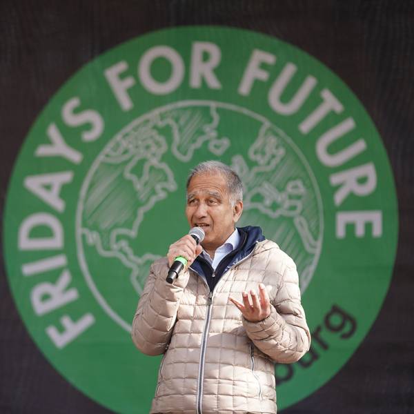 Klimawissenschaftler Mojib Latif spricht zu den Teilnehmern des Klimastreiks Fridays for Future