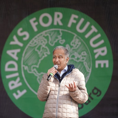 Klimawissenschaftler Mojib Latif spricht zu den Teilnehmern des Klimastreiks Fridays for Future