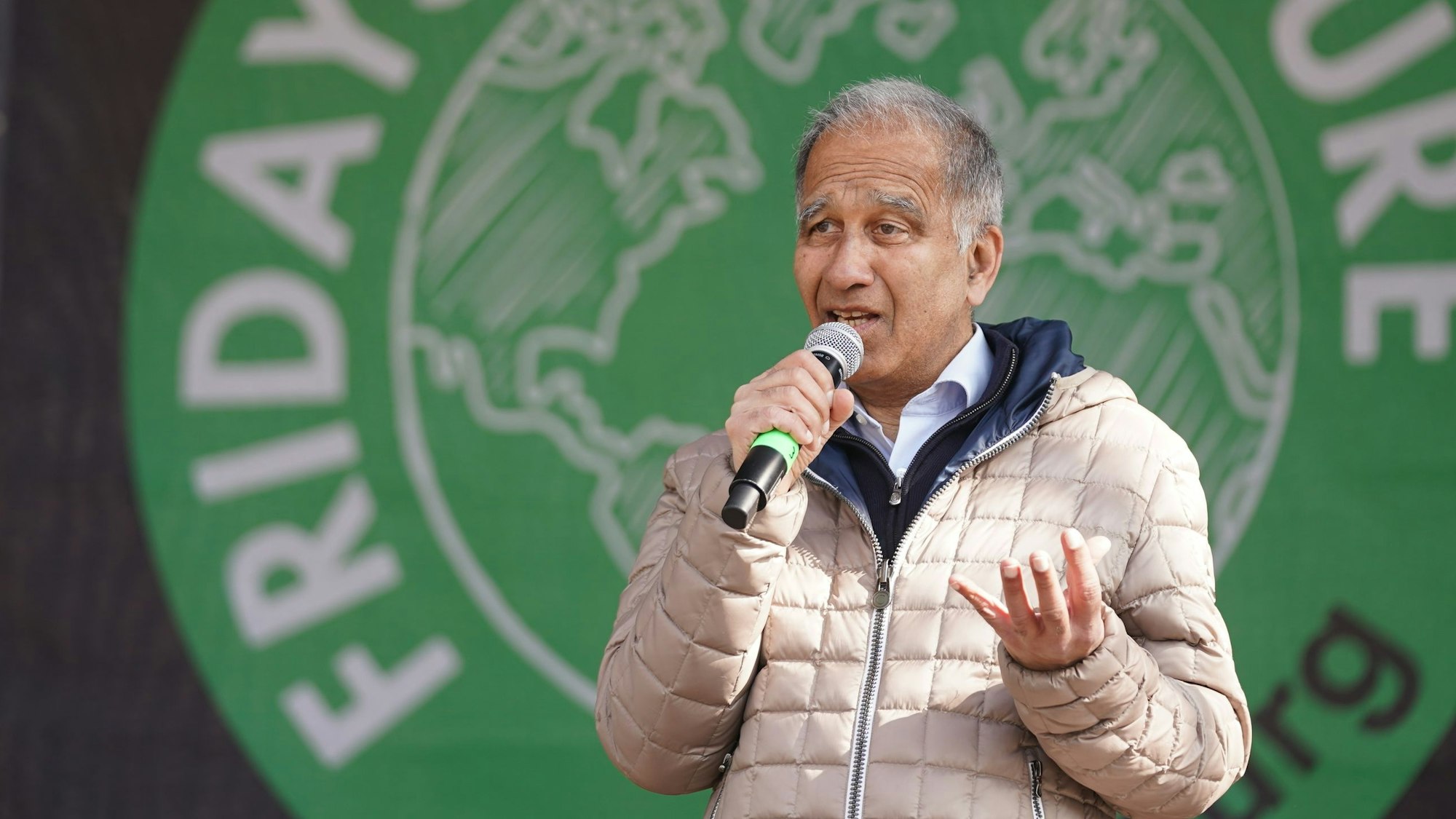 Klimawissenschaftler Mojib Latif spricht zu den Teilnehmern des Klimastreiks Fridays for Future