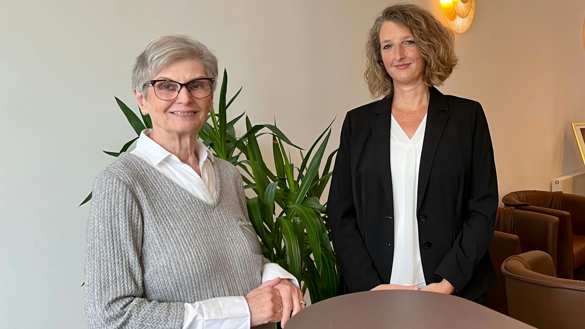 Ulrike Zelms repräsentiert die vierte, Alexandra Hölter (rechts) die fünfte Generation bei Kuhler & Kaufmann.