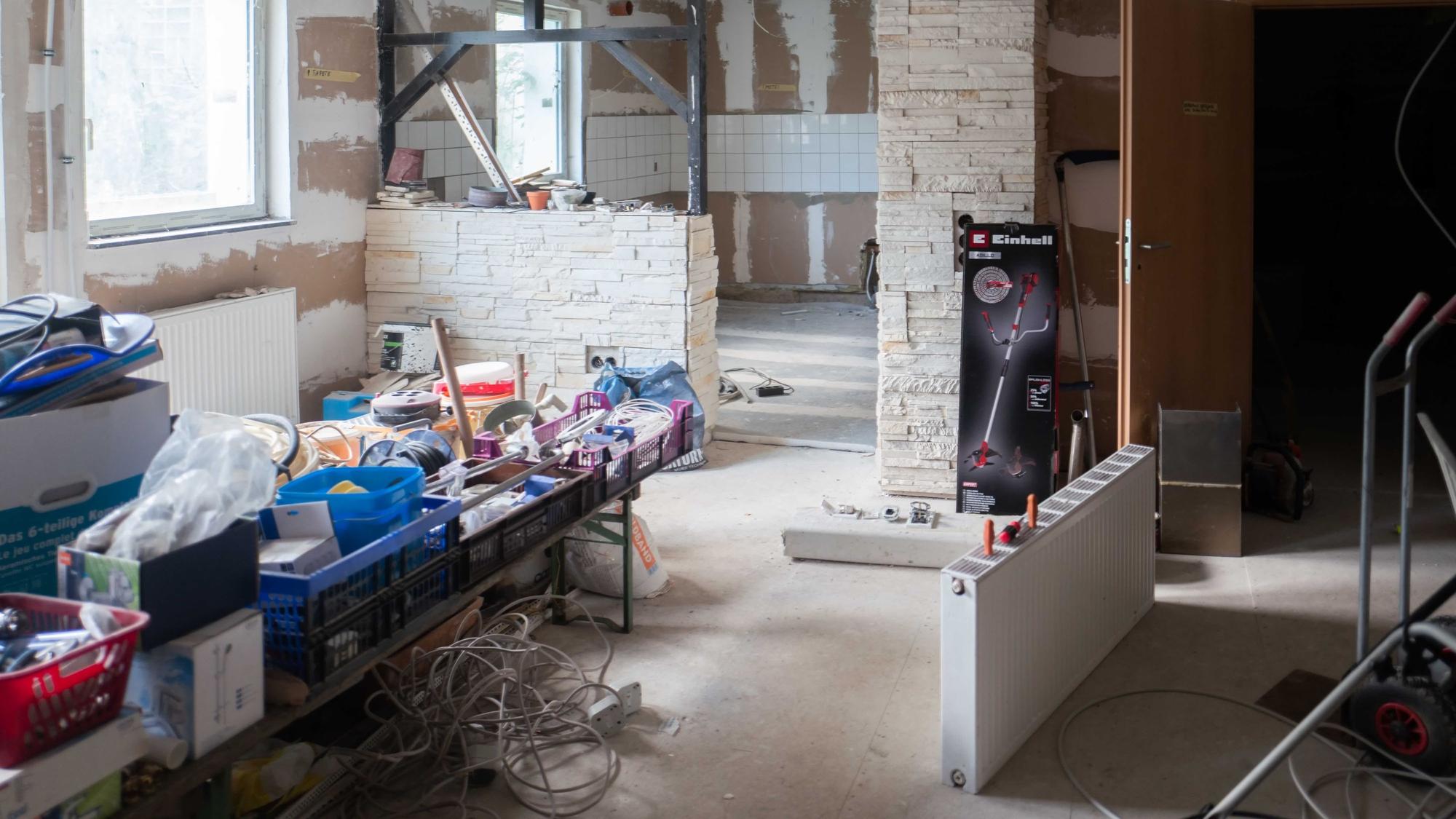 Das Bild zeigt den Rohbau in Großbüllesheim, der bewohnbar gemacht werden soll.