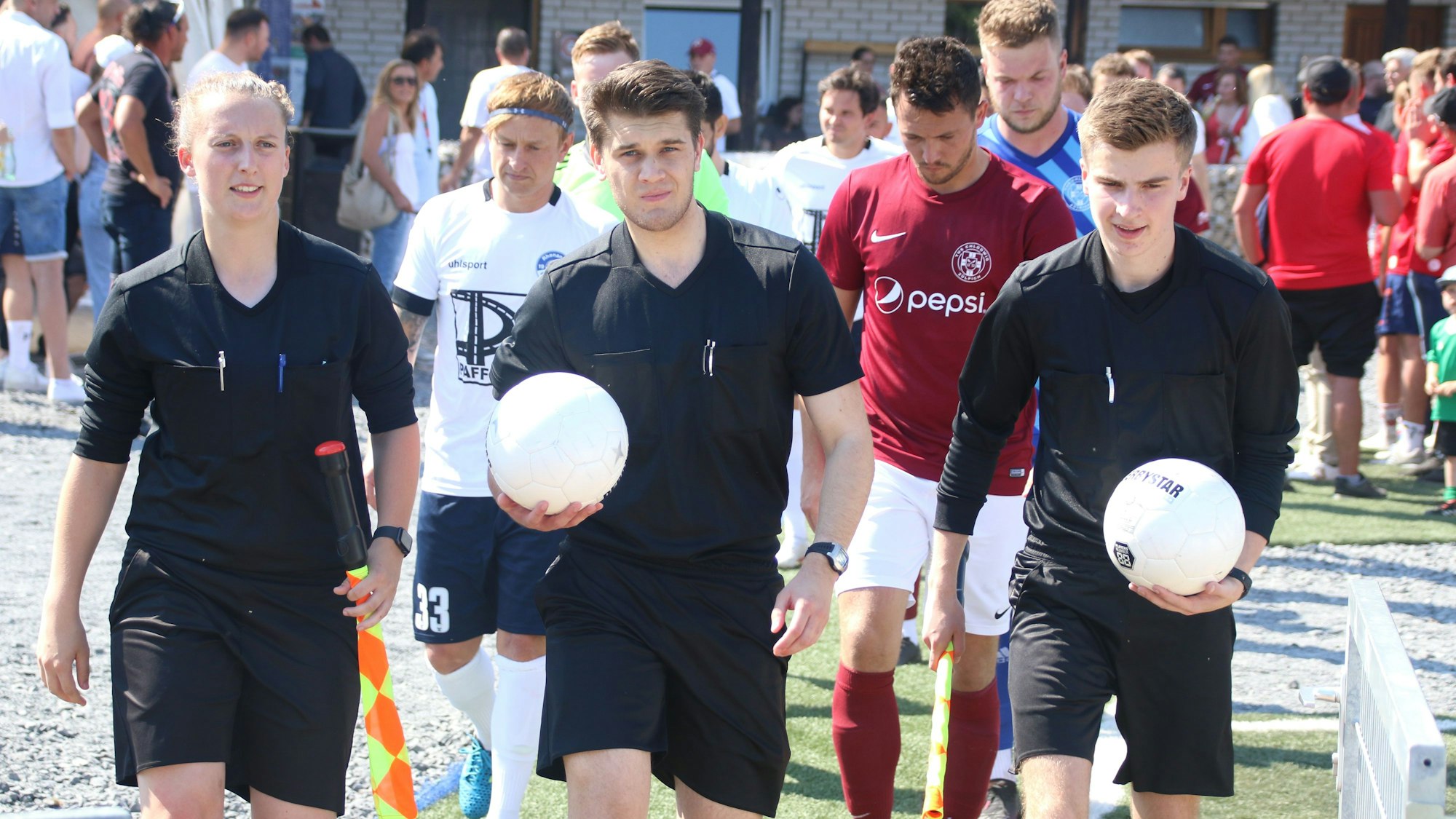 Das Bild zeigt Lisa Reinecke (l.) wie sie vor dem Pokalfinale vor zwei Jahren auf den Platz geht.