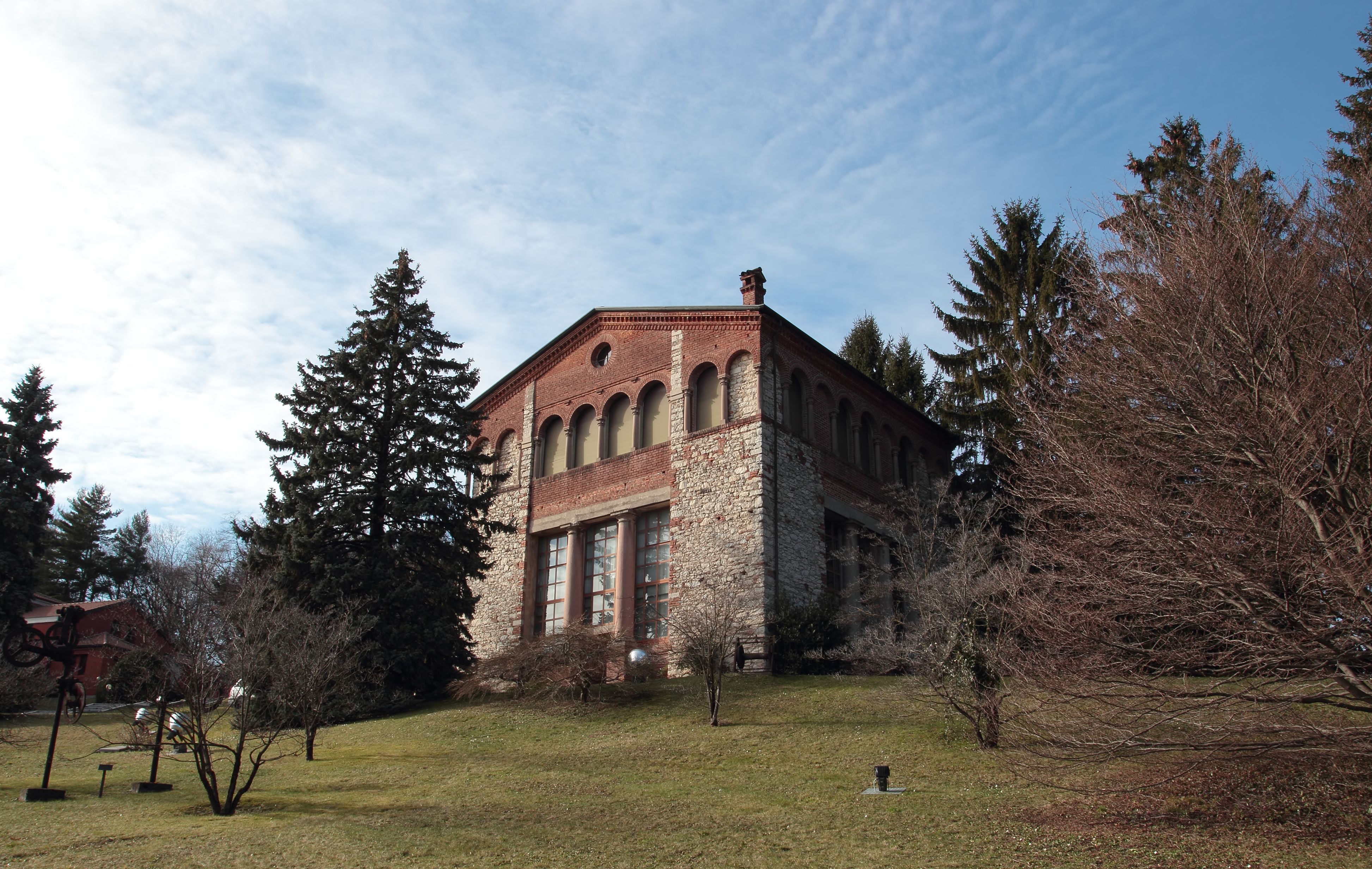In Viggiù steht zur Ehren des italienischen Künstlern Enrico Butti ein Museum.