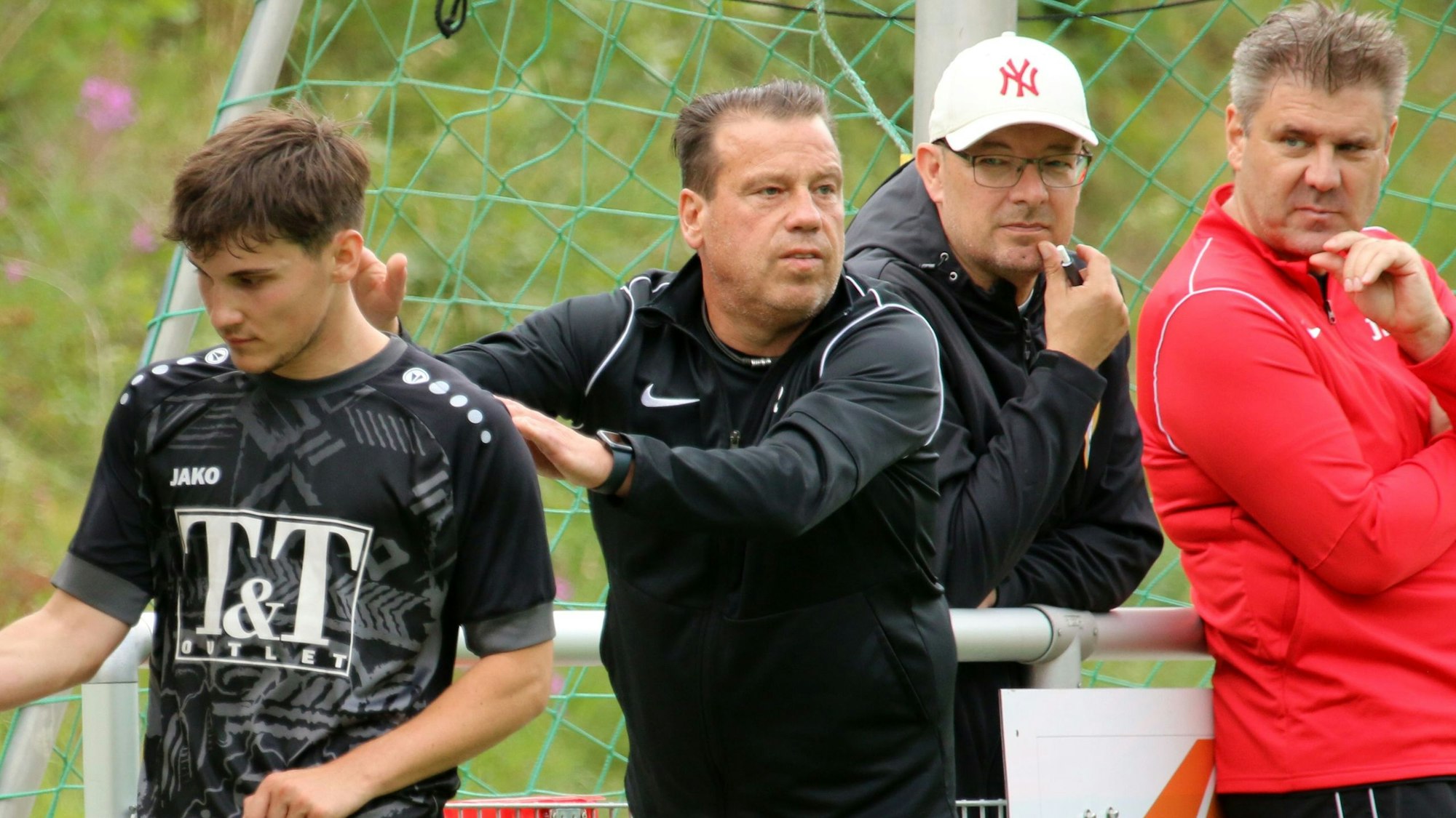 Das Bild zeigt Stephan Reimer, wie er einen ausgewechselten Spieler auf die Schulter klopft.