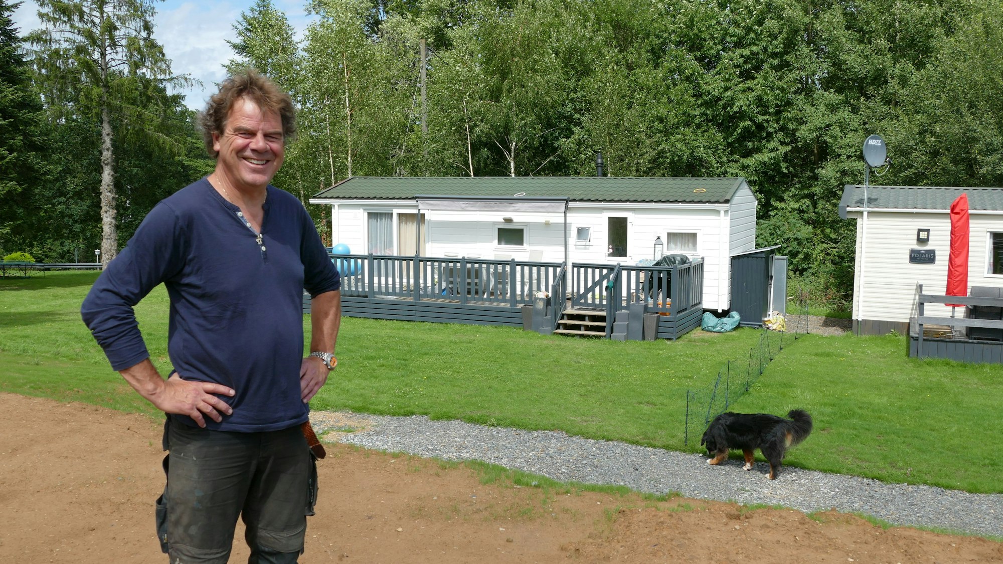 Campingplatz-Betreiber Harald Modderman vor den neuen Mobilheimen.