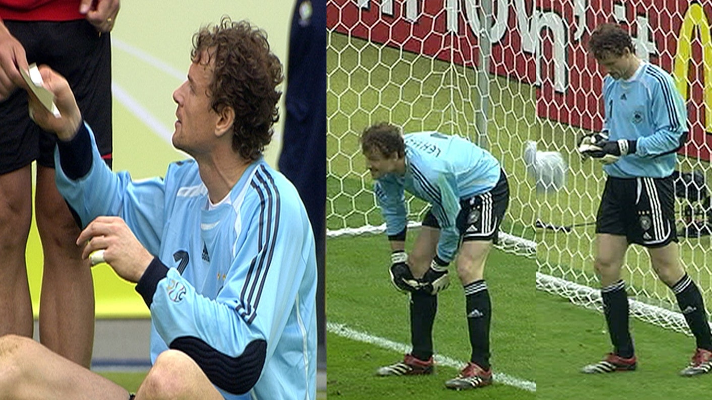 Die Bildkombo zeigt den deutschen Nationaltorhüter Jens Lehmann, wie er beim Elfmeterschießen gegen Argentinien im Viertelfinale der Fußball-WM in Deutschland auf einen Spickzettel von Torwarttrainer Andreas Köpke schaut.