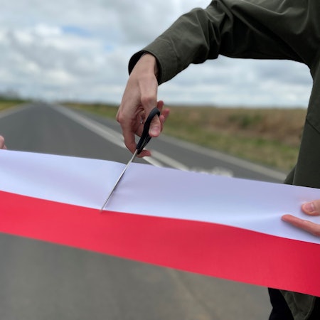 Das Bild zeigt den symbolischen Akt der Freigabe. Ein rot-weißes Band wird mit einer Schere durchgeschnitten.
