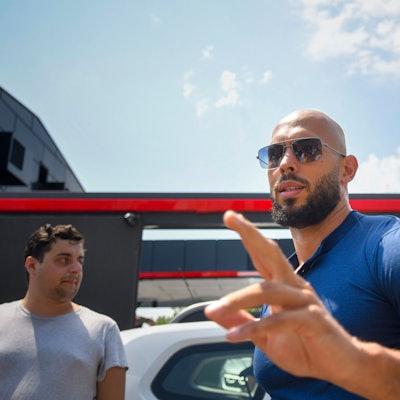 Der frühere Kickboxer und Influencer Andrew Tate ist mit seinem Bruder Tristan und zwei mutmaßlichen Komplizinnen aus dem Hausarrest entlassen worden. Alle Vier erwartet aber noch ein Gerichtsprozess.