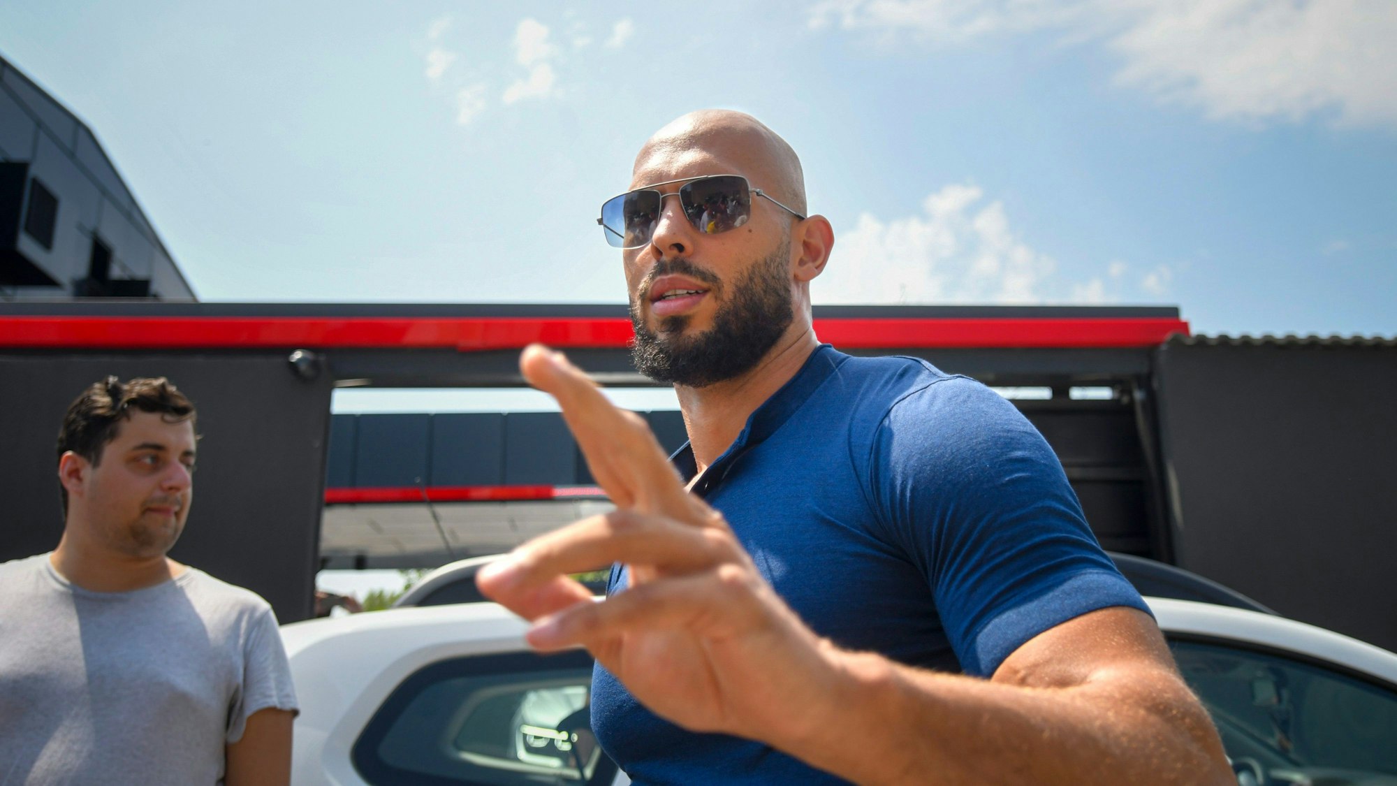 Der frühere Kickboxer und Influencer Andrew Tate ist mit seinem Bruder Tristan und zwei mutmaßlichen Komplizinnen aus dem Hausarrest entlassen worden. Alle Vier erwartet aber noch ein Gerichtsprozess.