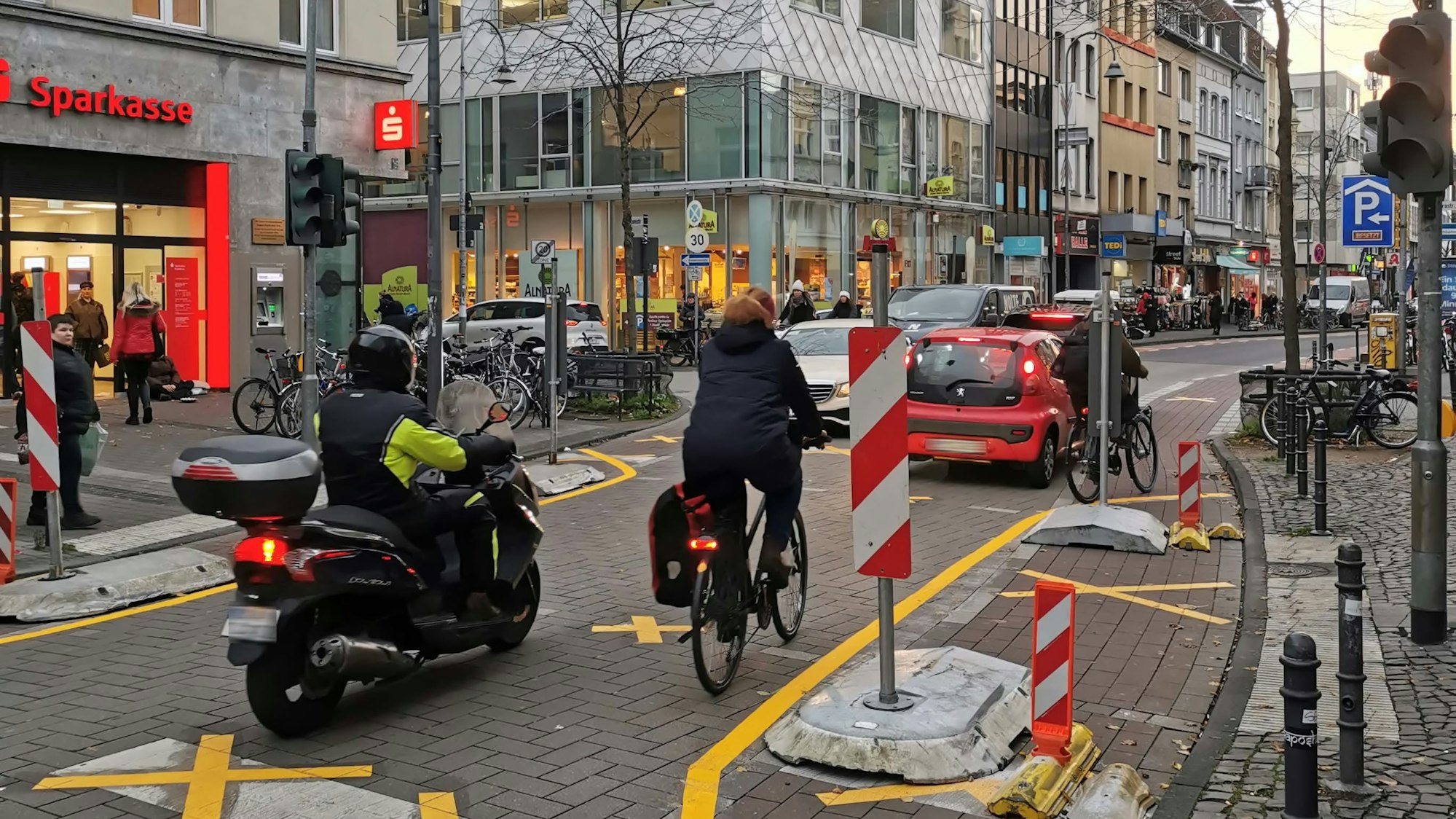 Der erste Verkehrsversuch auf der Venloer Straße mündet stellenweise in Chaos