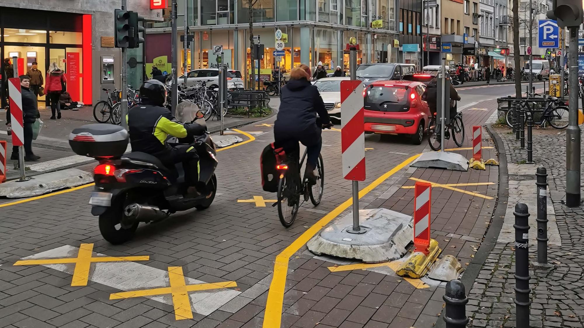Durchgestrichene Markierung auf der Fahrbahn führten sie Stau auf der Venloer Straße.