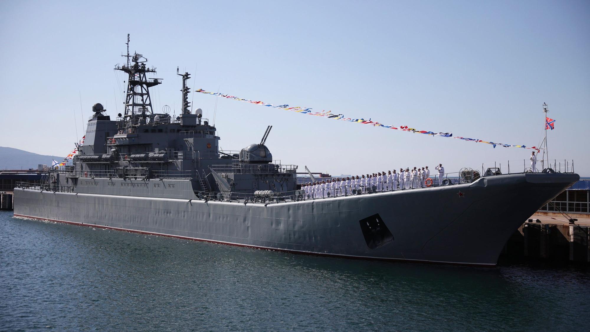 Das Landungsschiff „Olenegorski gornjak“ war nach einem ukrainischen Seedrohnenangriff auf den russischen Schwarzmeerhafen von Noworossijsk schwer beschädigt worden, nun soll auch die „Caesar Kunikow“ gesunken sein (Symbolbild)
