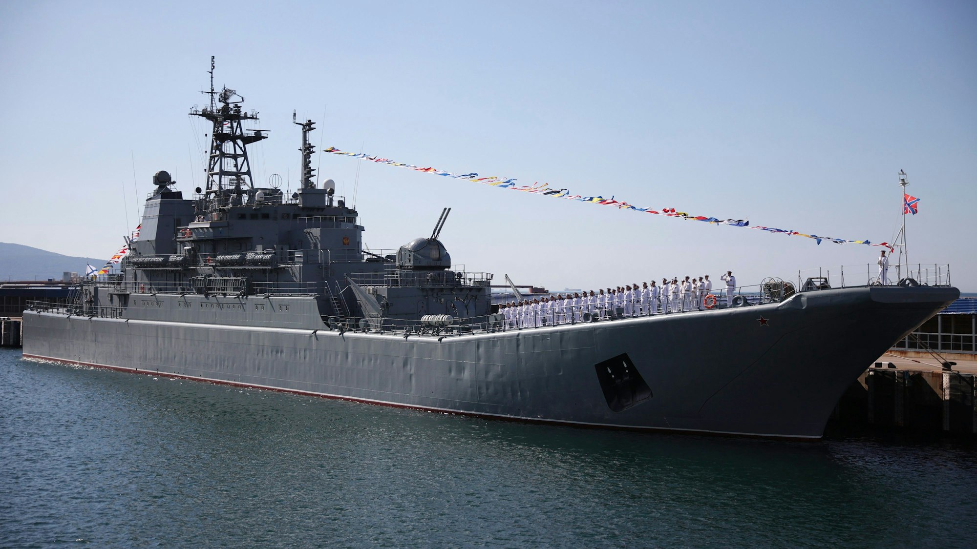 Das Landungsschiff „Olenegorski gornjak“ war nach einem ukrainischen Seedrohnenangriff auf den russischen Schwarzmeerhafen von Noworossijsk schwer beschädigt worden, nun soll auch die „Caesar Kunikow“ gesunken sein (Symbolbild)