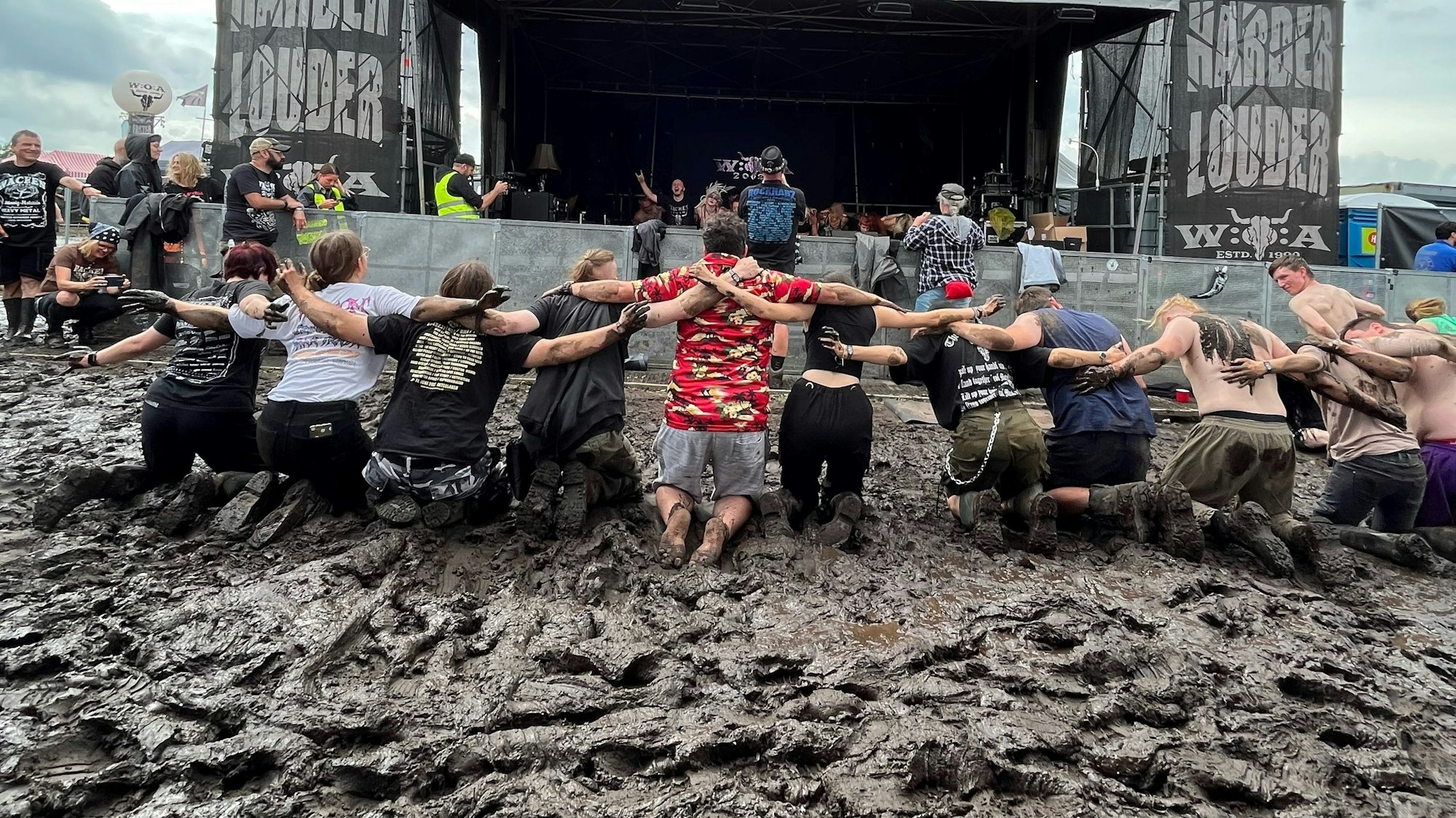 Kai Imsande aus Odendorf im Schlamm von Wacken