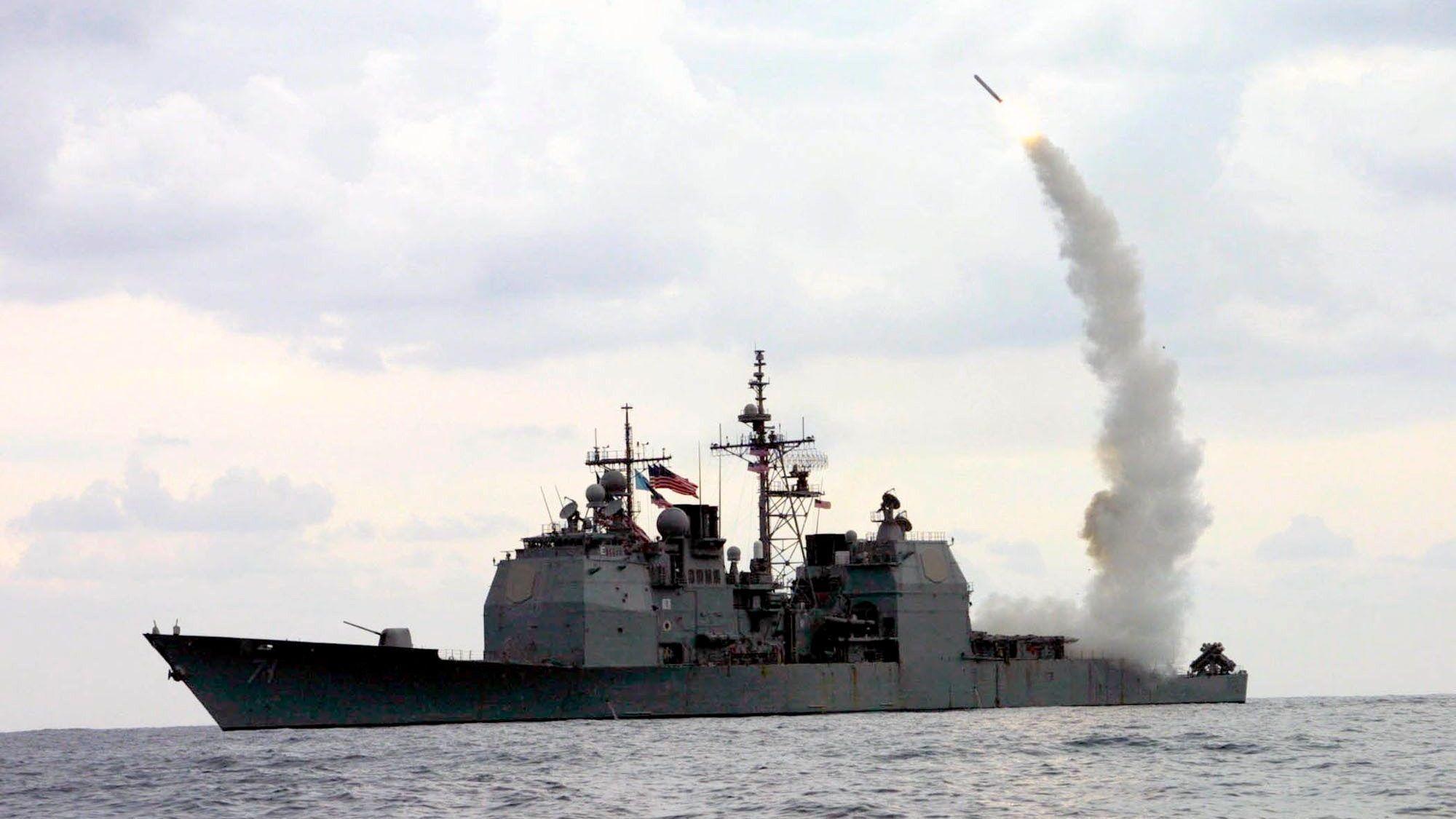 Der Lenkwaffenkruezer USS Cape St. George dder US-Navy.