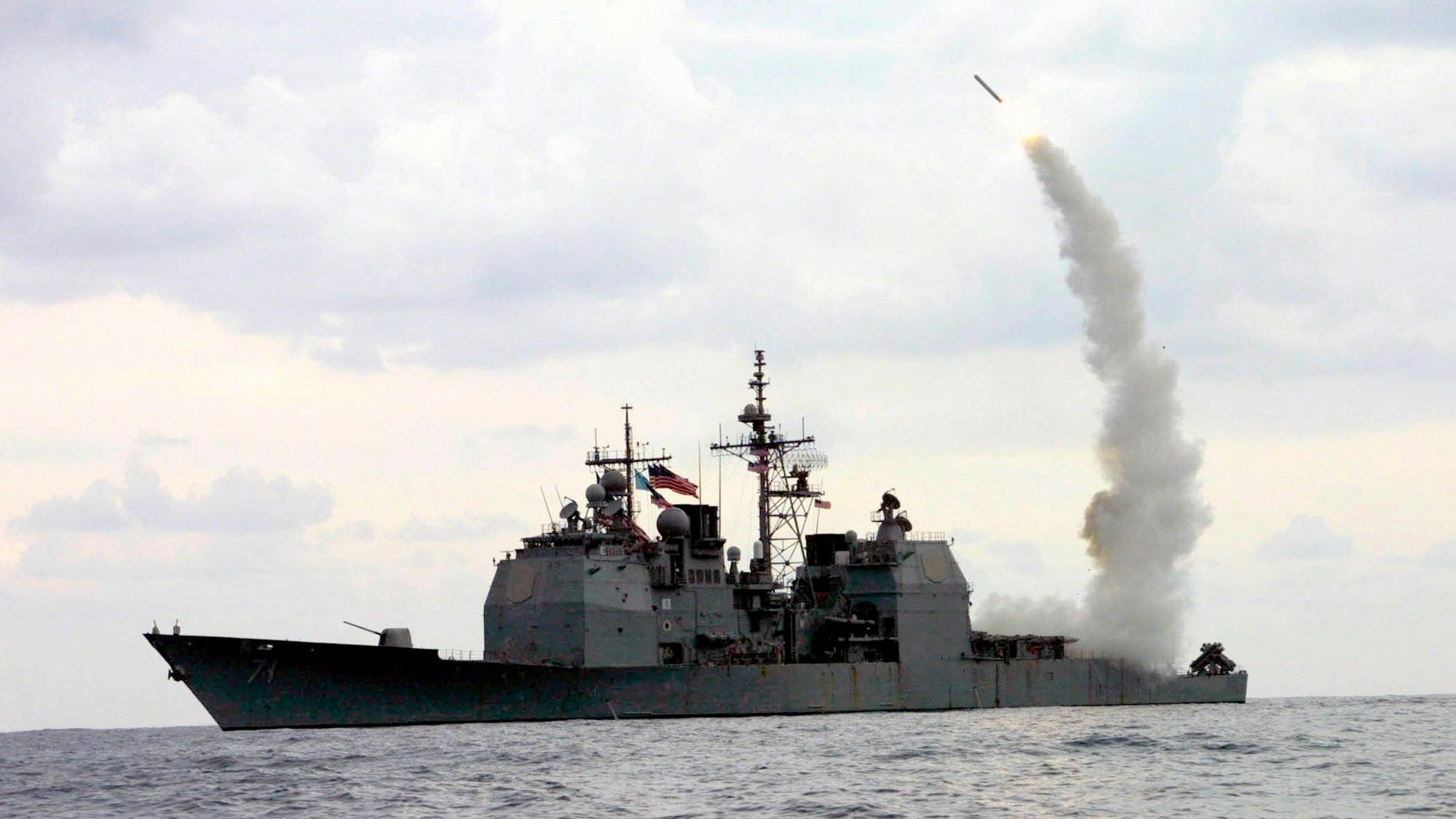 Der Lenkwaffenkruezer USS Cape St. George dder US-Navy.