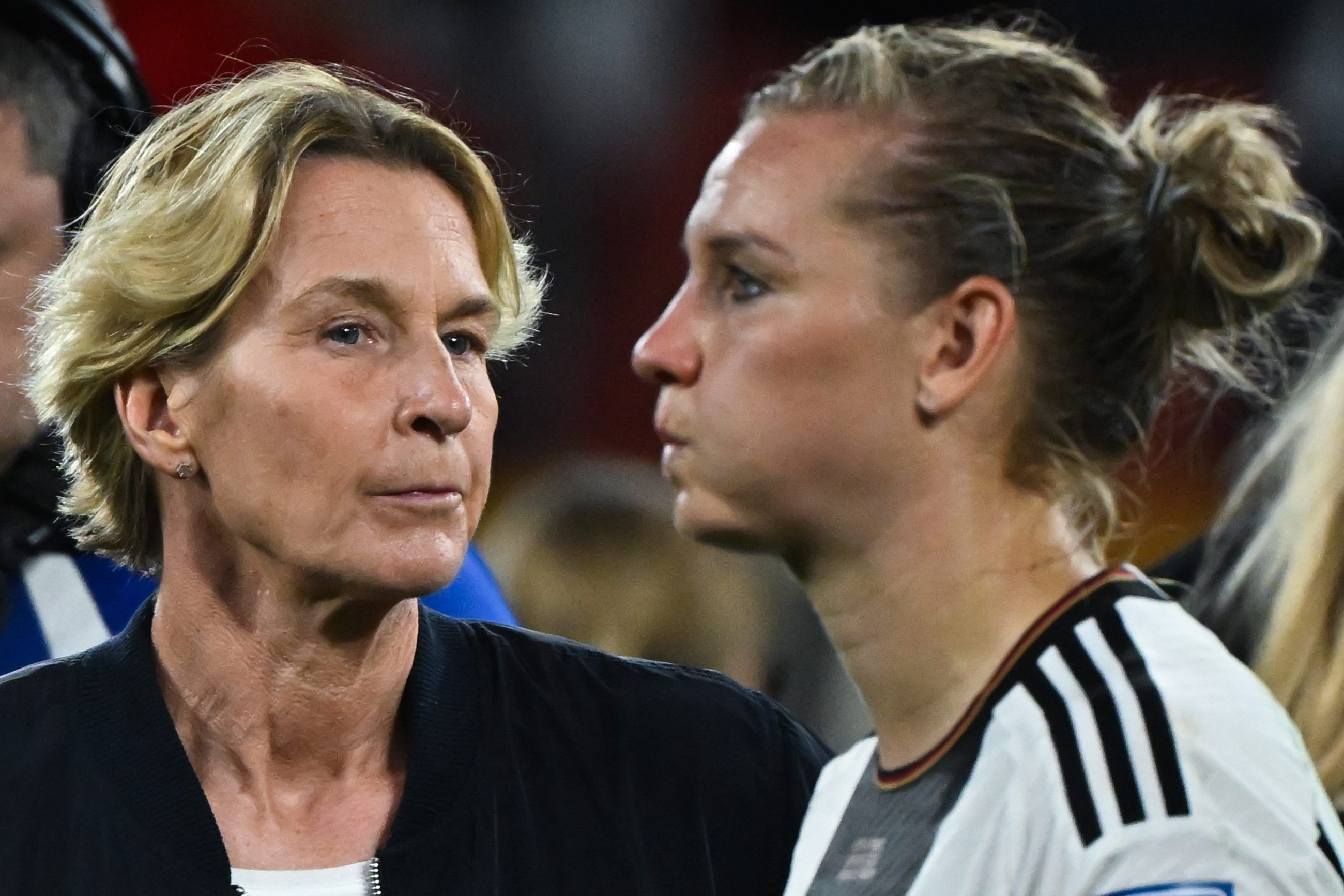 Bundestrainerin Martina Voss-Tecklenburg und Alexandra Popp wirken angeschlagen.