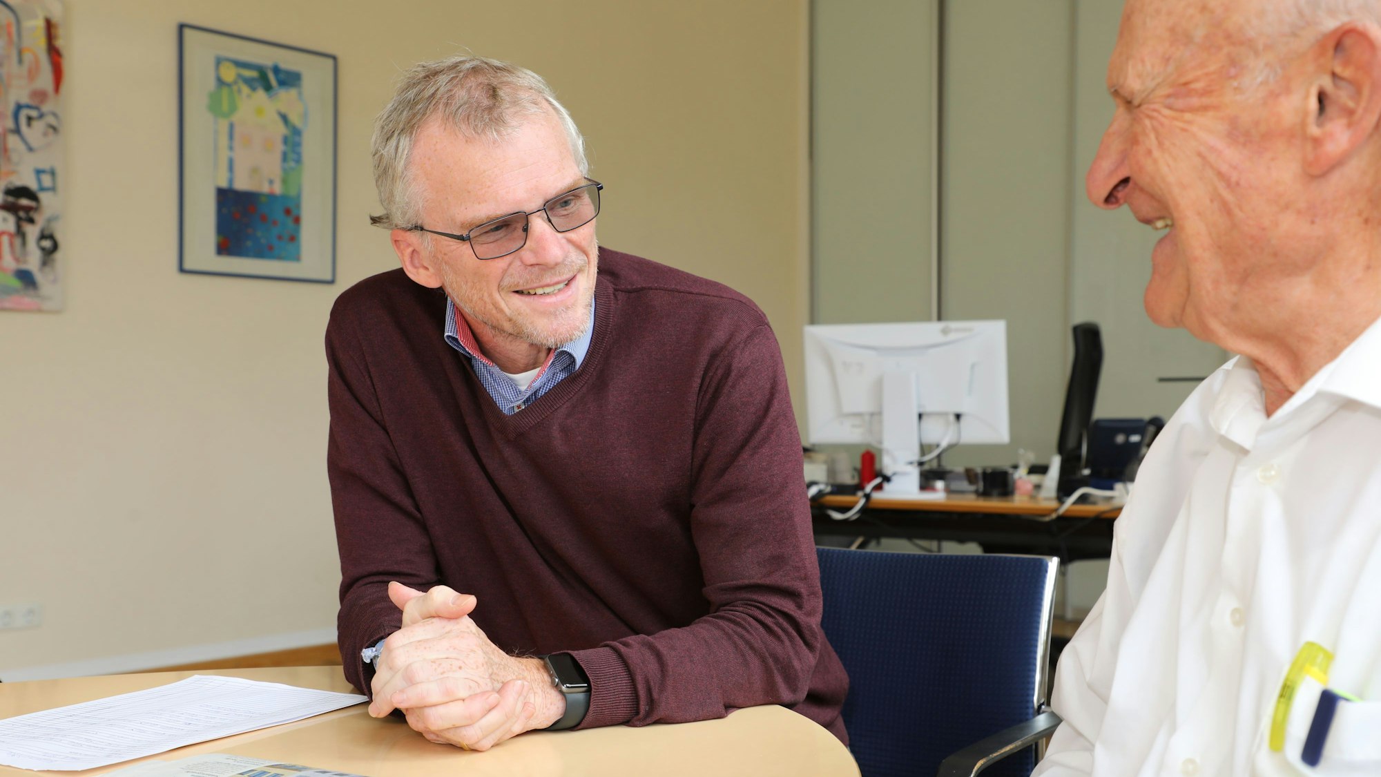 Bergisch Gladbachs Bürgermeister Frank Stein (l.) spricht mit Norbert Kuhl, dem Vorsitzenden der Humanitären Hilfe Overath.