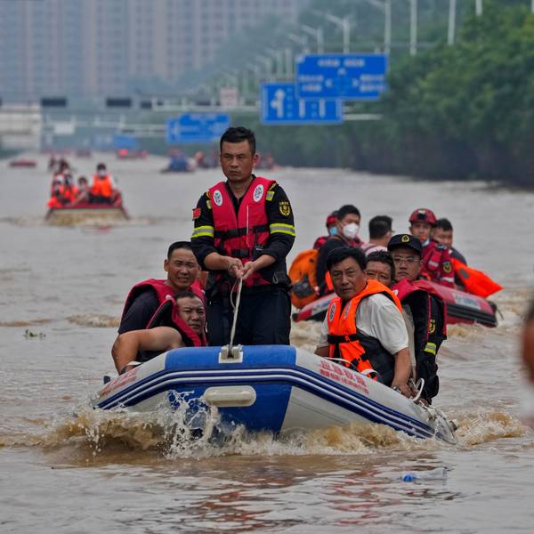 Rettungskräfte bringen Bewohner in der chinesischen Provinz Hebei in Sicherheit. In China ist es zu den stärksten Regenfällen seit 140 Jahren gekommen. Auch die Hauptstadt Peking wurde massiv überflutet.