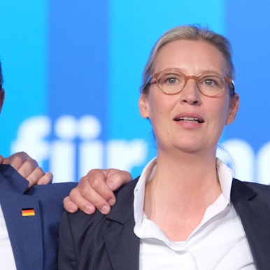 Tino Chrupalla und Alice Weidel singen am Ende der AfD- Europawahlversammlung in Magdeburg die Nationalhymne.