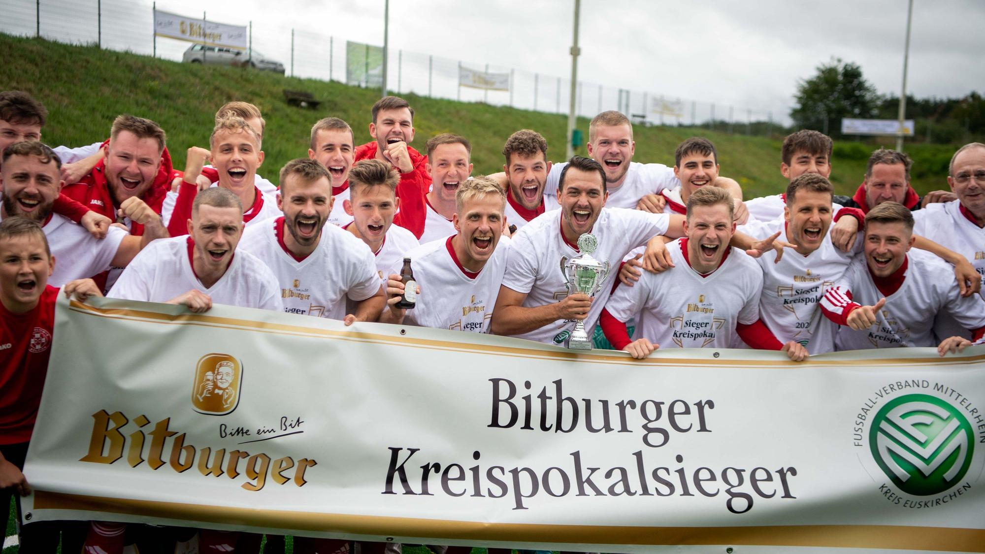 Jubelnde Zülpicher Spieler nach dem Abpfiff.