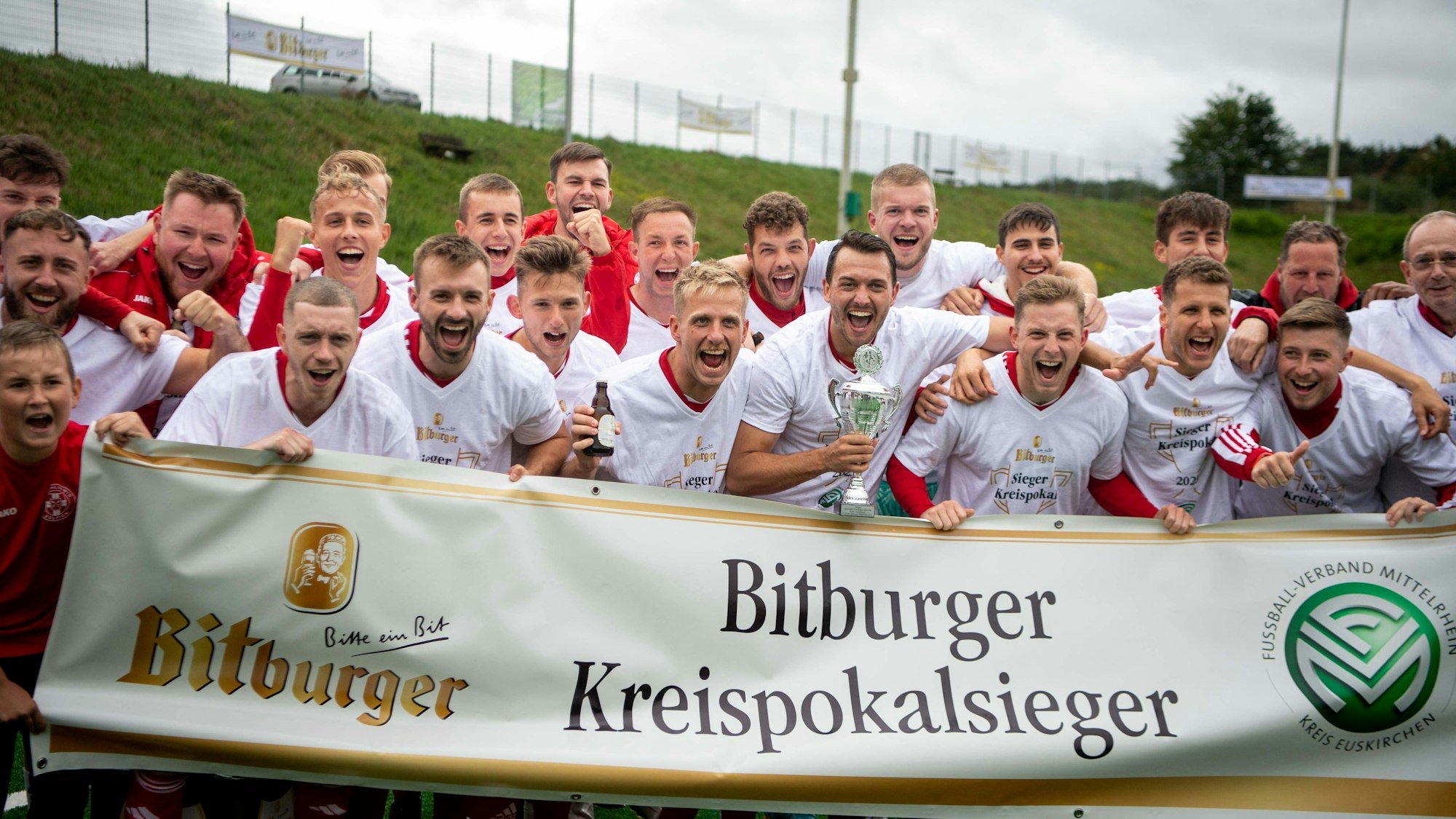 Jubelnde Zülpicher Spieler nach dem Abpfiff.