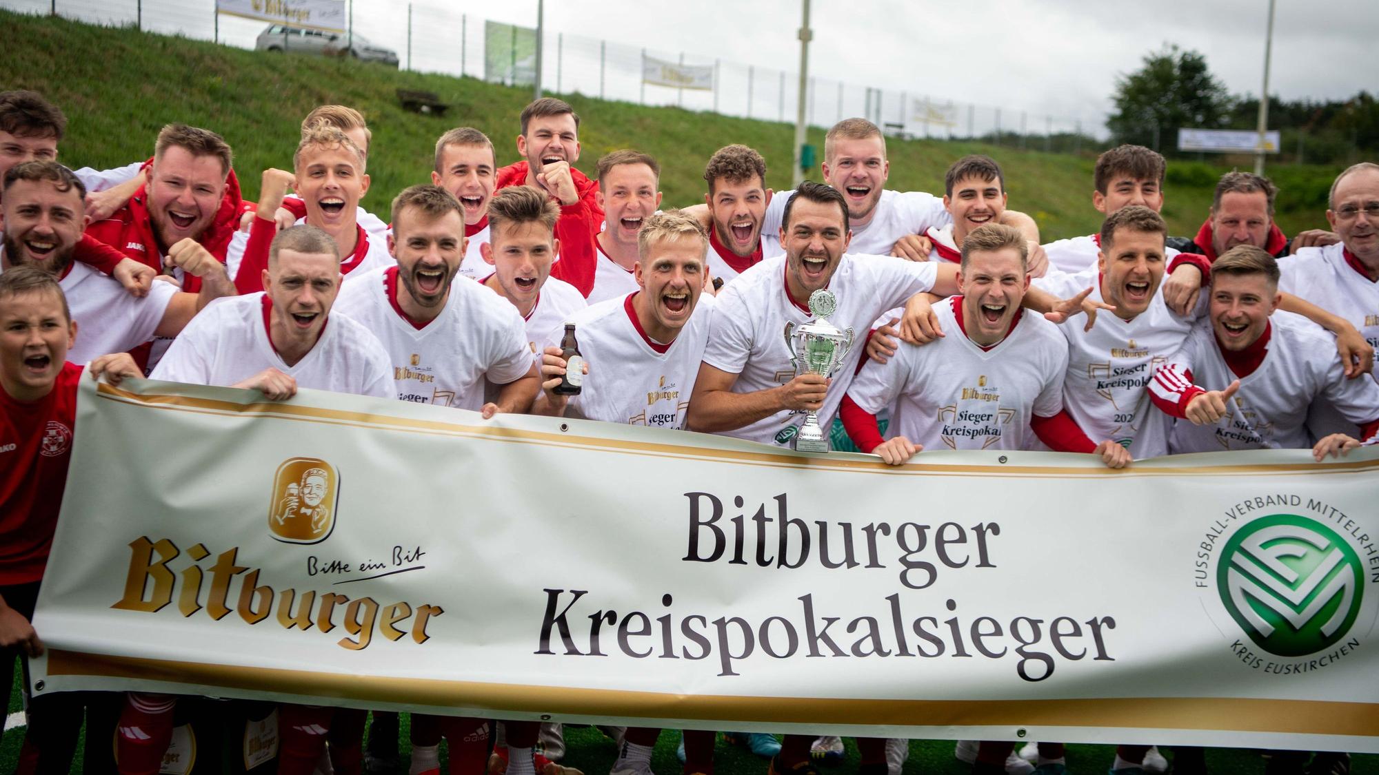 Die Spieler des TuS Zülpich freuen sich im Sommer 2023 über ihren Pokalsieg.