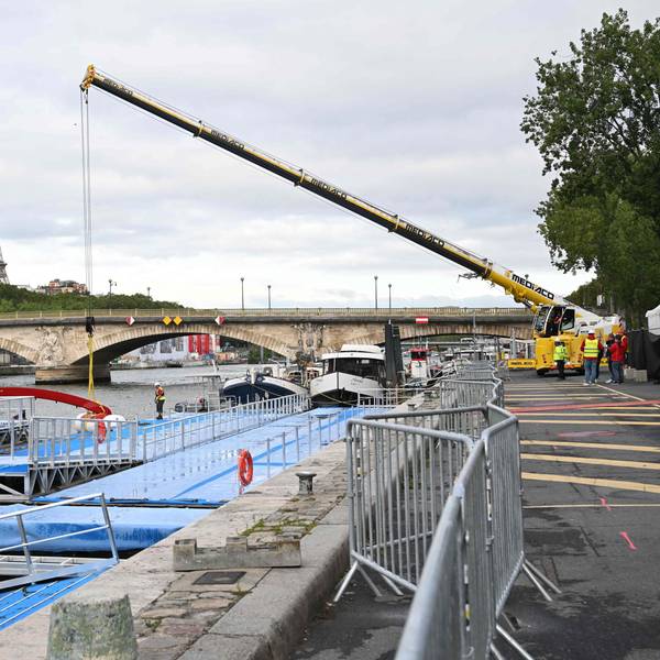 Ein Kran musste auf der Seine den provisorischen Austragungsort des vorolympischen Schwimmwettbewerbs abbauen.