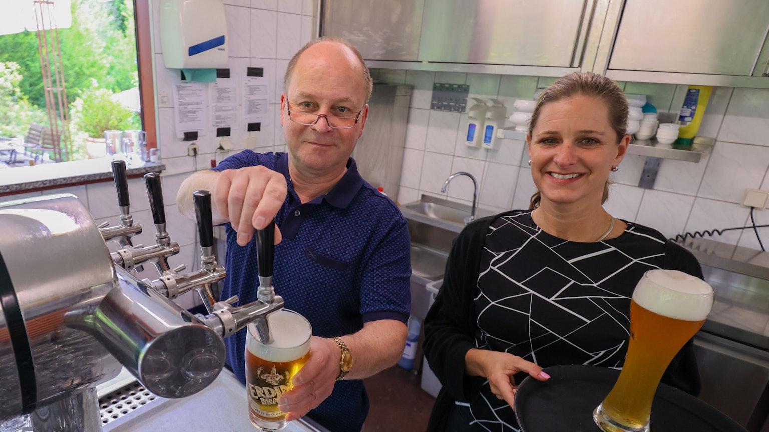 Katharina und Jörg Pfannkuchim Biergarten des Waldhotels in Rheinbach.