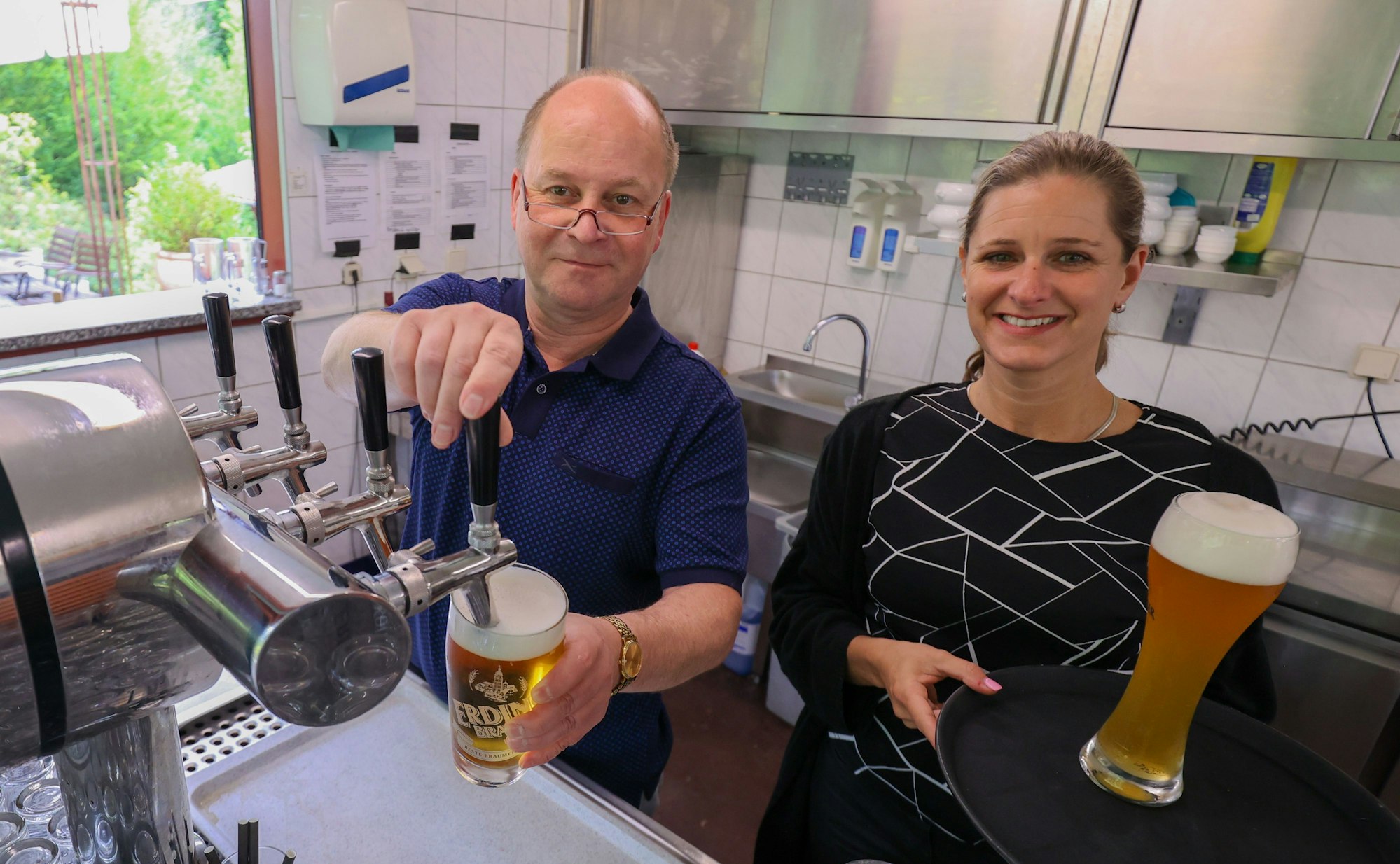 Katharina und Jörg Pfannkuchim Biergarten des Waldhotels in Rheinbach.